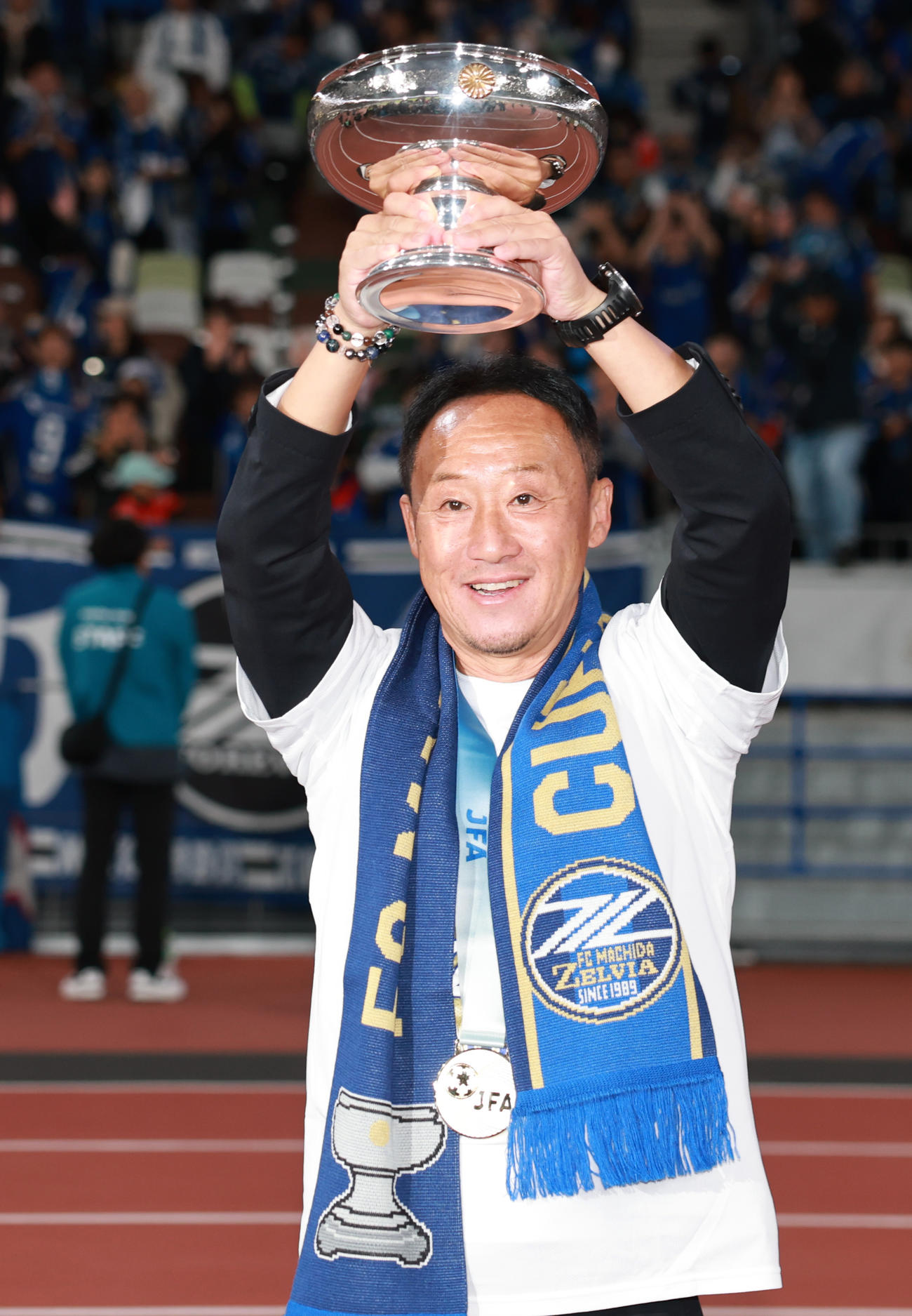 町田対神戸　天皇杯を掲げ喜ぶ町田黒田監督（撮影・野上伸悟）
