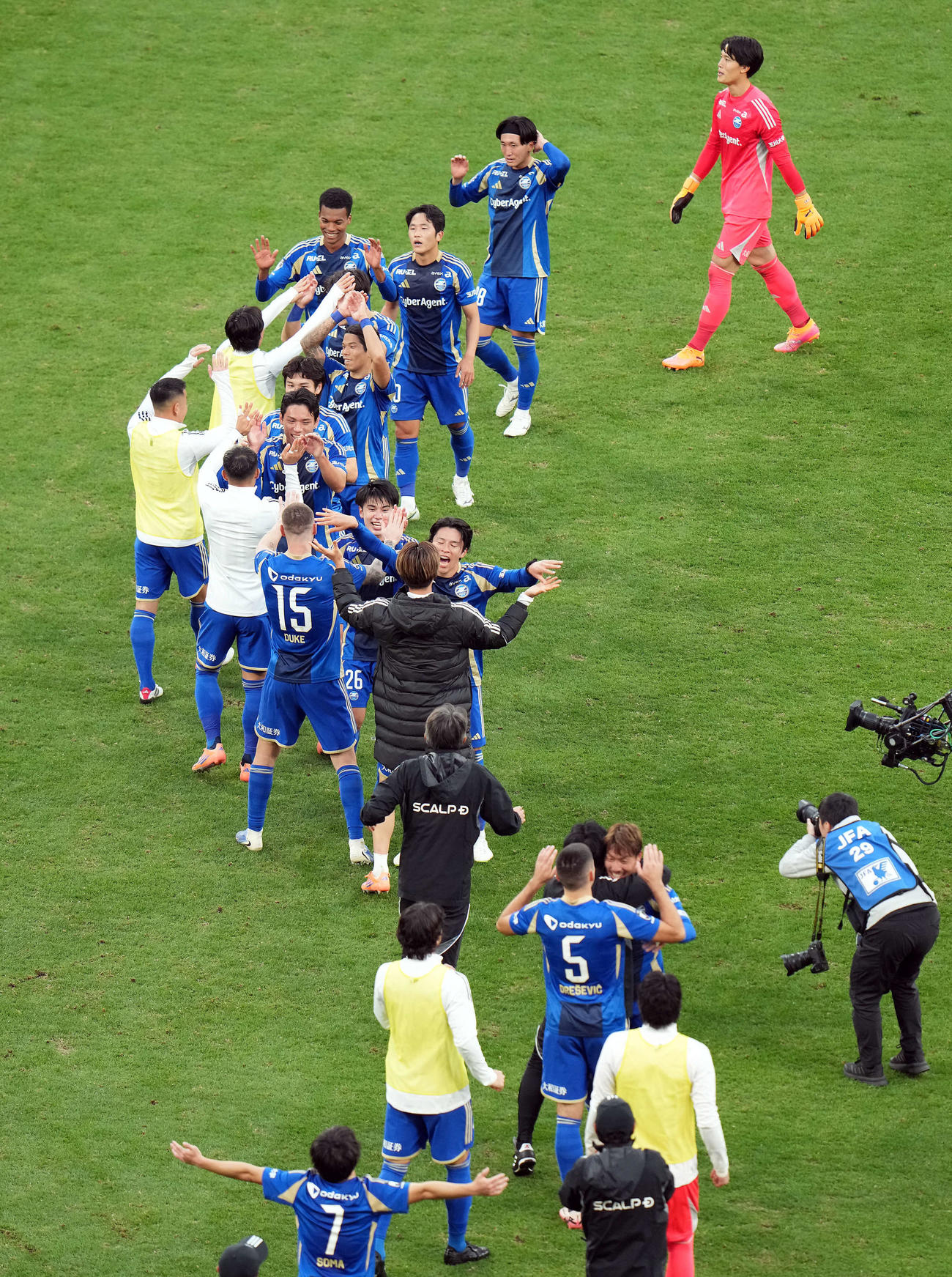 町田対神戸　優勝を飾り喜ぶ町田イレブン（撮影・たえ見朱実）