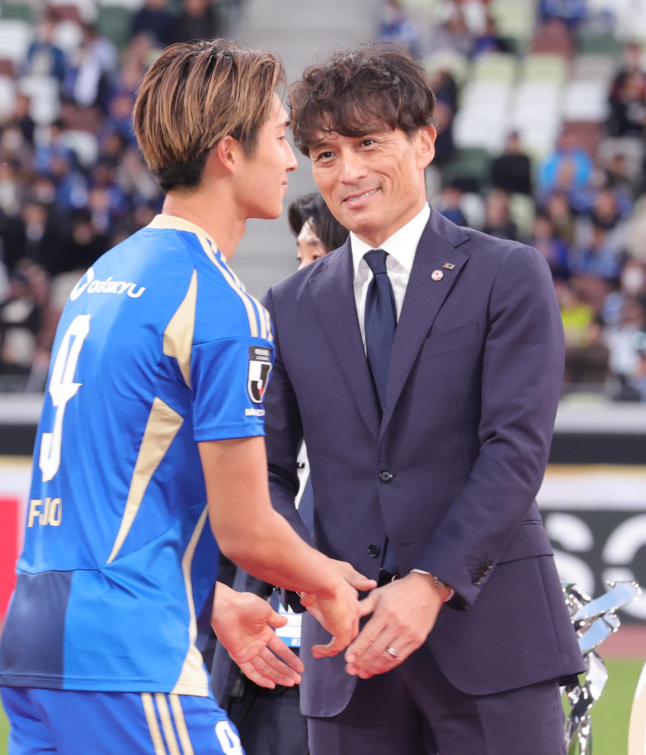 町田対神戸　表彰式で町田藤尾（左）をねぎらう日本サッカー協会宮本会長（撮影・野上伸悟）