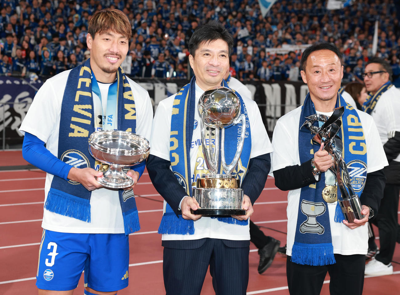 町田対神戸　天皇杯を制し喜ぶ、左から町田昌子、藤田社長、黒田監督（撮影・野上伸悟）