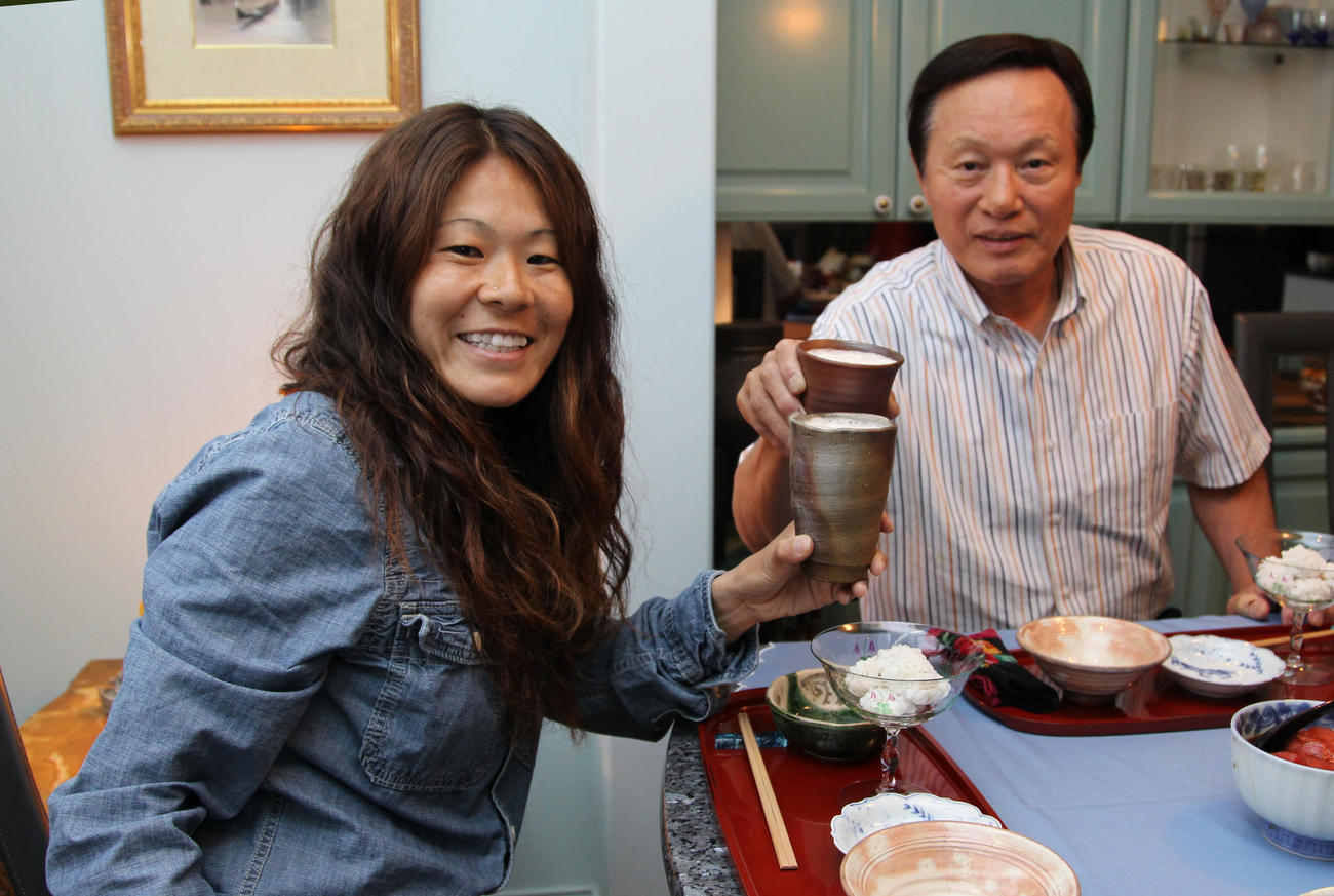 11年5月、乾杯する釜本邦茂氏（右）と澤穂希さん