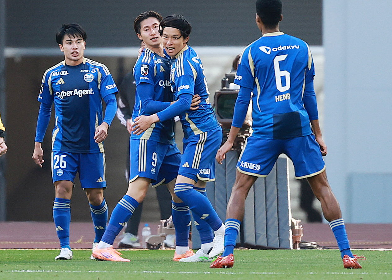 町田対神戸　前半、先制ゴールを決め喜ぶ町田藤尾（左から2人目）（撮影・野上伸悟）