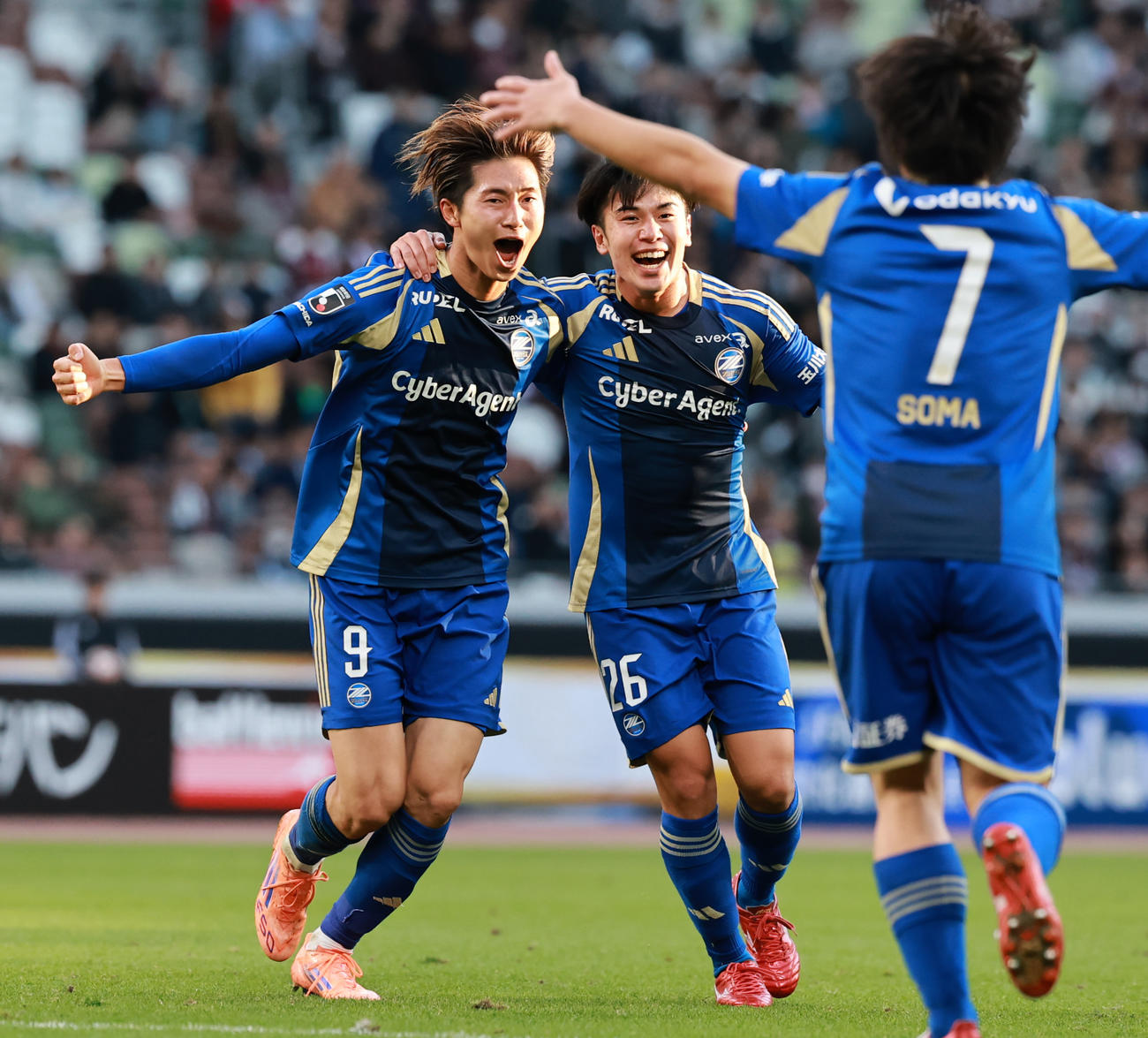町田対神戸　後半、先制ゴールを決め喜ぶ町田藤尾。右は林（撮影・野上伸悟）