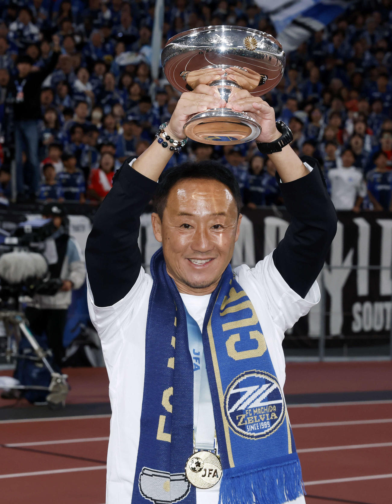 町田対神戸　天皇杯を掲げ写真に収まる黒田監督（撮影・山本朝陽）