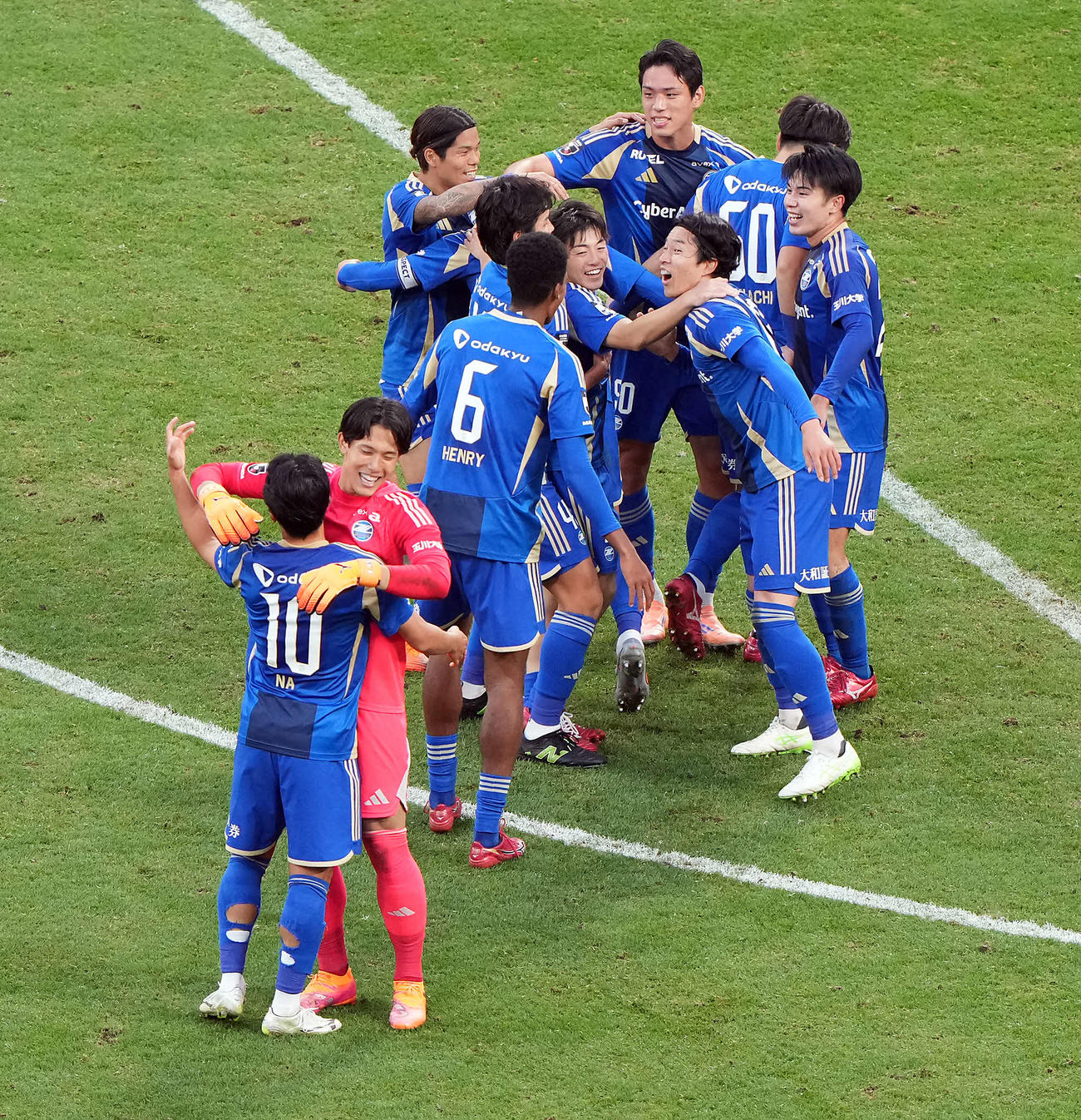 町田対神戸　優勝を飾り喜ぶ町田イレブン（撮影・たえ見朱実）