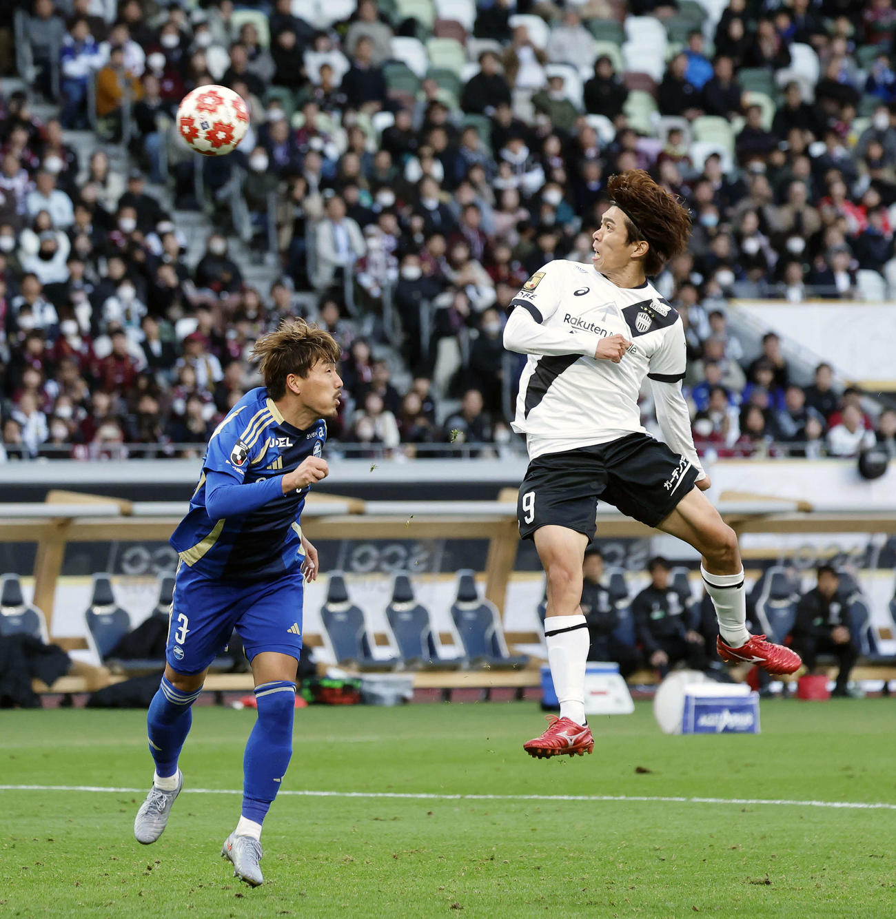 町田対神戸　後半、ヘディングでゴールを決める神戸宮代（右）（撮影・山本朝陽）