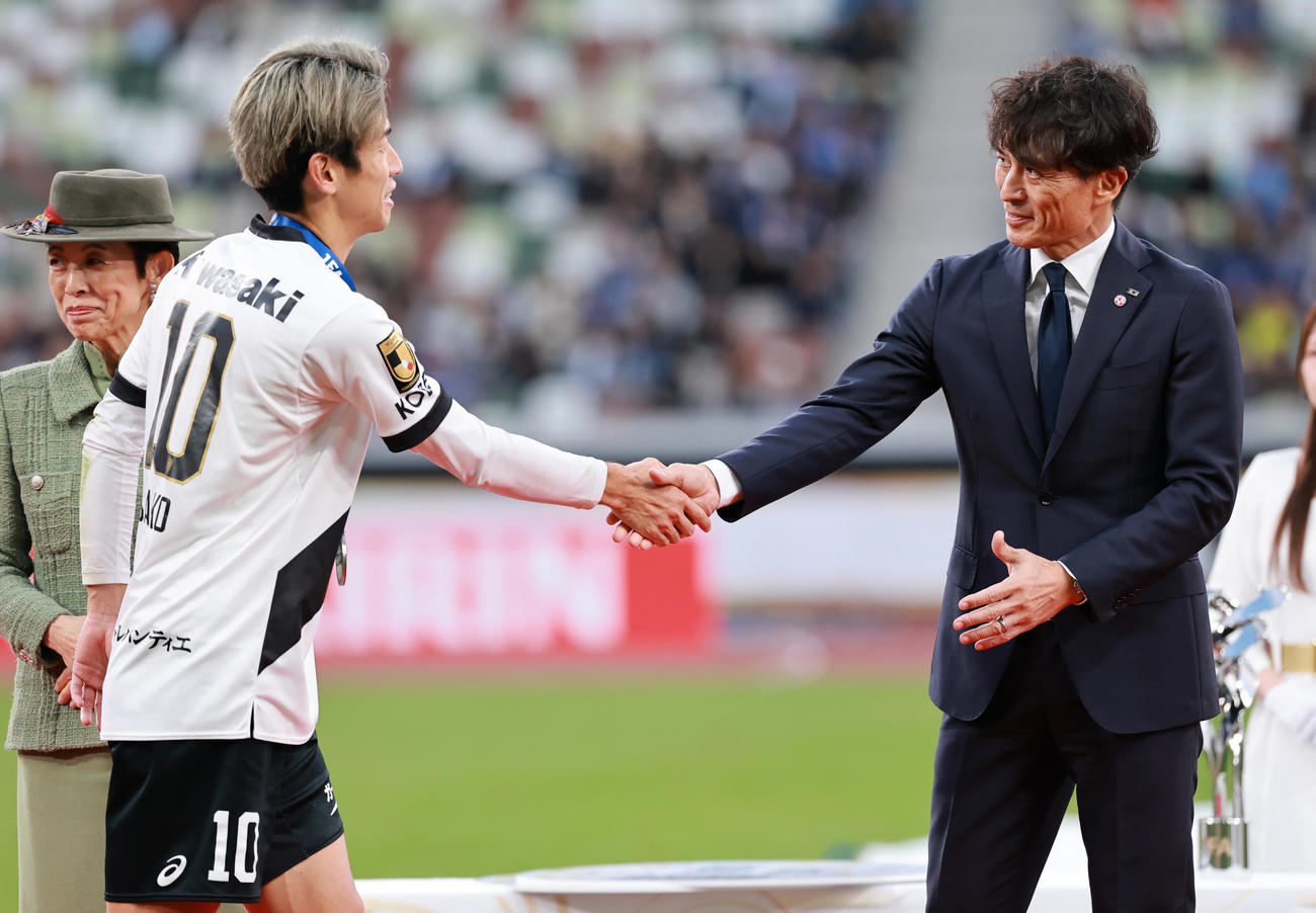 町田対神戸　表彰式で神戸大迫（左）をねぎらう日本サッカー協会宮本会長（撮影・野上伸悟）