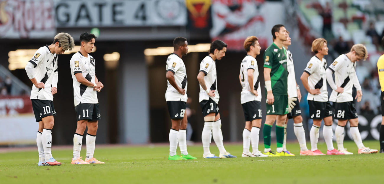 町田対神戸　準優勝に終わり整列する、左から大迫、武藤ら神戸イレブン（撮影・野上伸悟）