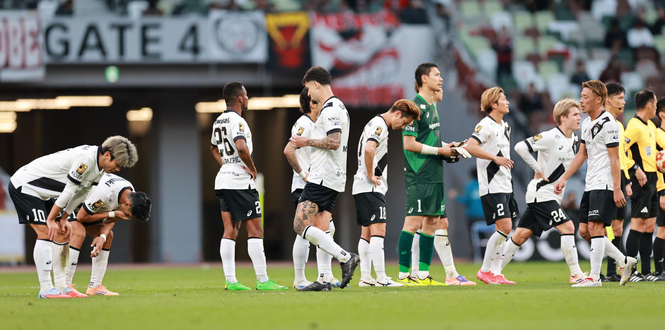 町田対神戸　準優勝に終わり整列する、左から大迫、武藤ら神戸イレブン（撮影・野上伸悟）