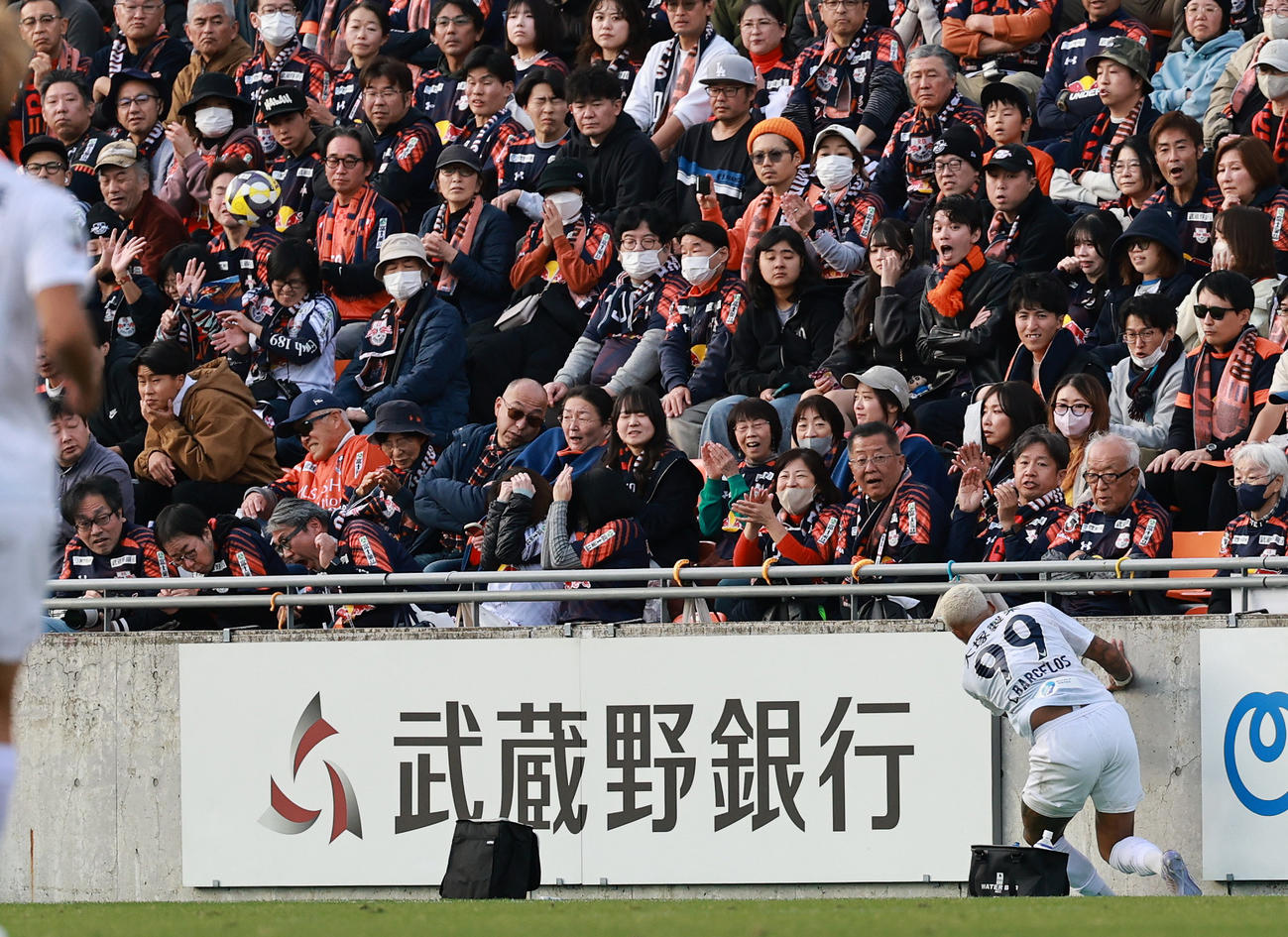 大宮対徳島　前半、右サイドで徳島バルセロス（右）が相手と競り合い、フェンス際で蹴ったボールが客席に飛び込む（撮影・野上伸悟）