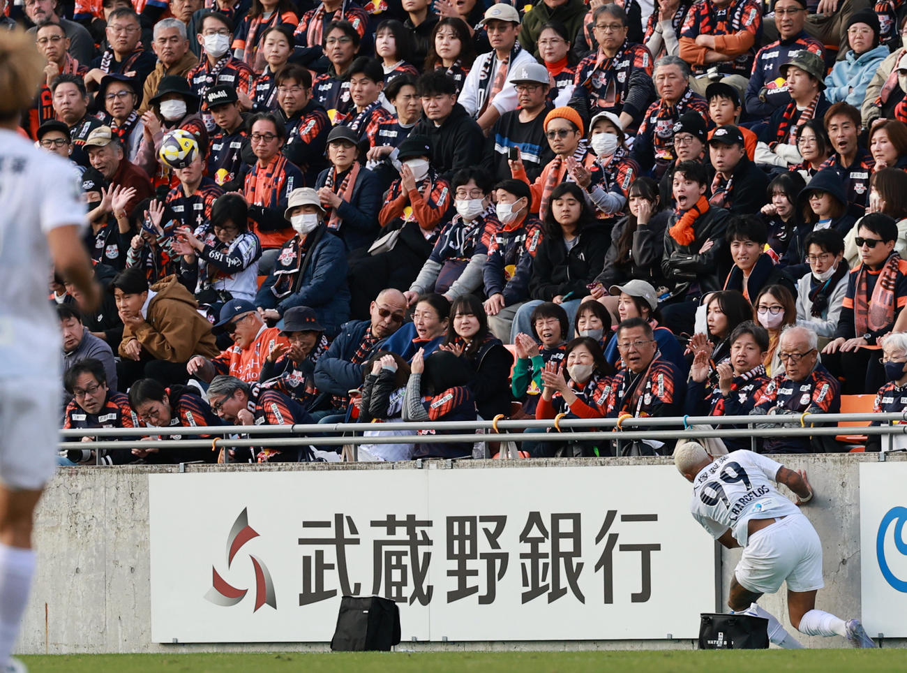 大宮対徳島　前半、右サイドで徳島バルセロス（右）が相手と競り合い、フェンス際で蹴ったボールが客席に飛び込む（撮影・野上伸悟）