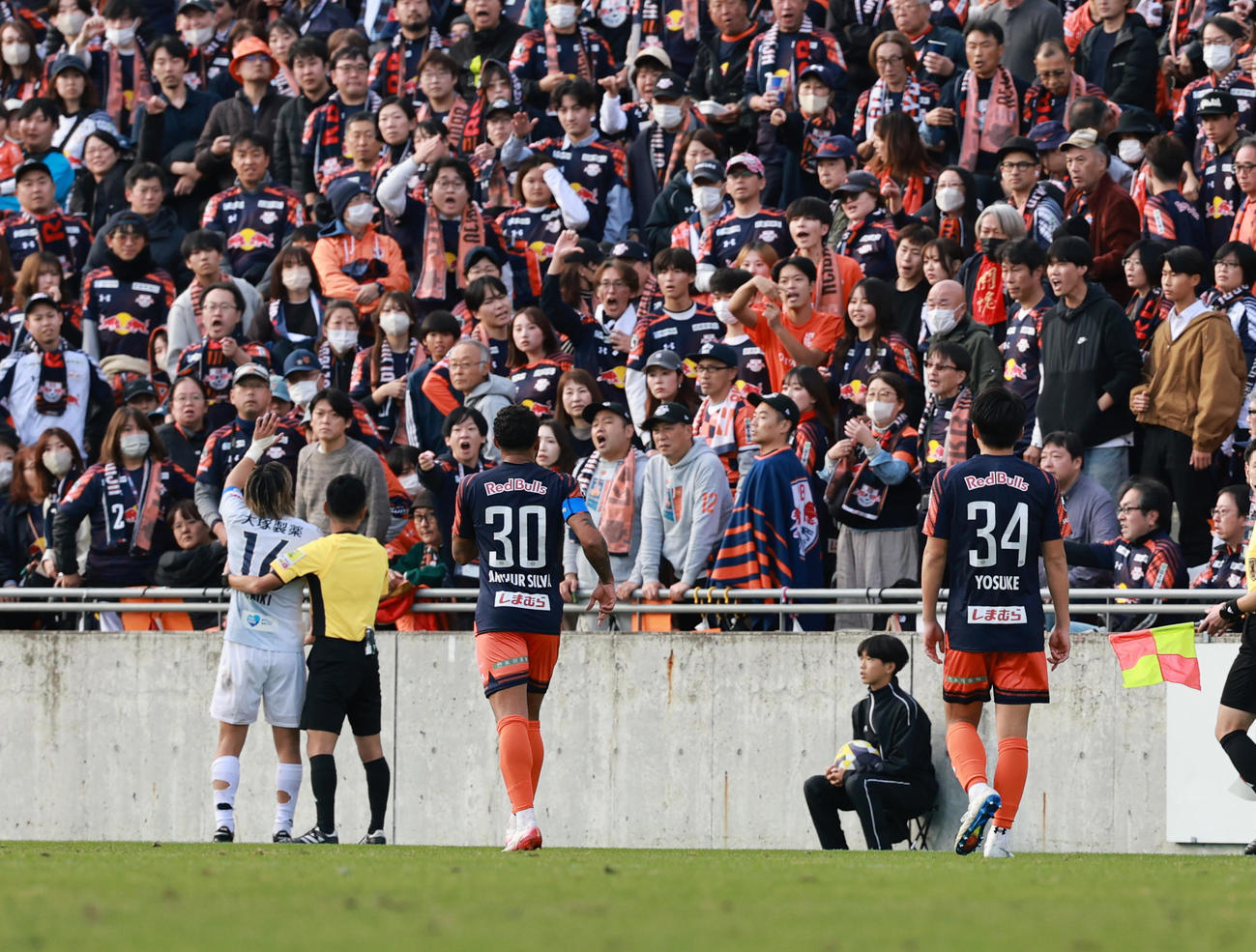 大宮対徳島　前半、右サイドのタッチライン際で徳島ルーカス・バルセロスが蹴ったボールが客席に飛び込み、心配する徳島渡（撮影・野上伸悟）