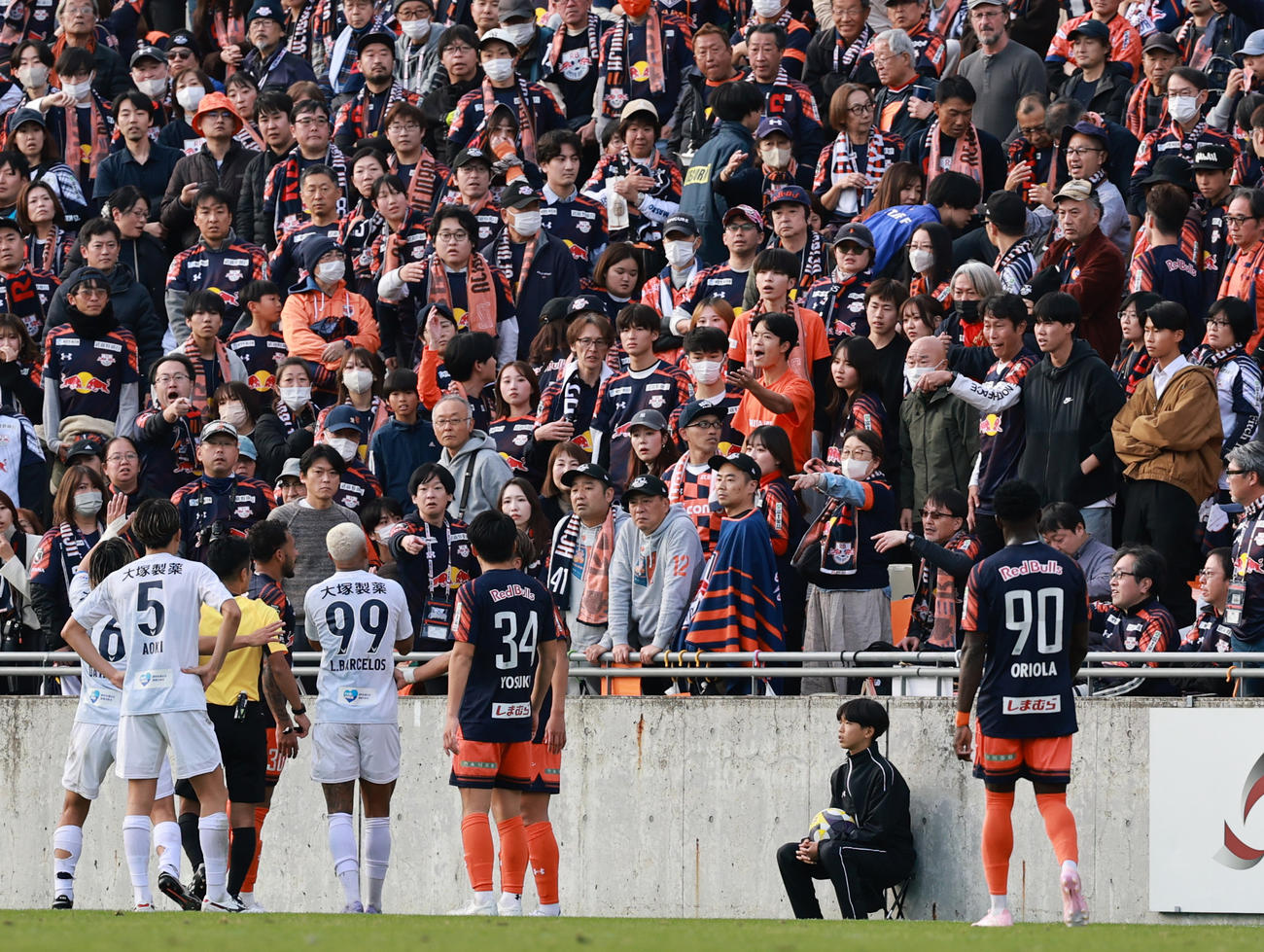 大宮対徳島　前半、右サイドのタッチライン際で蹴ったボールが客席に飛び込み、心配する徳島バルセロス（撮影・野上伸悟）