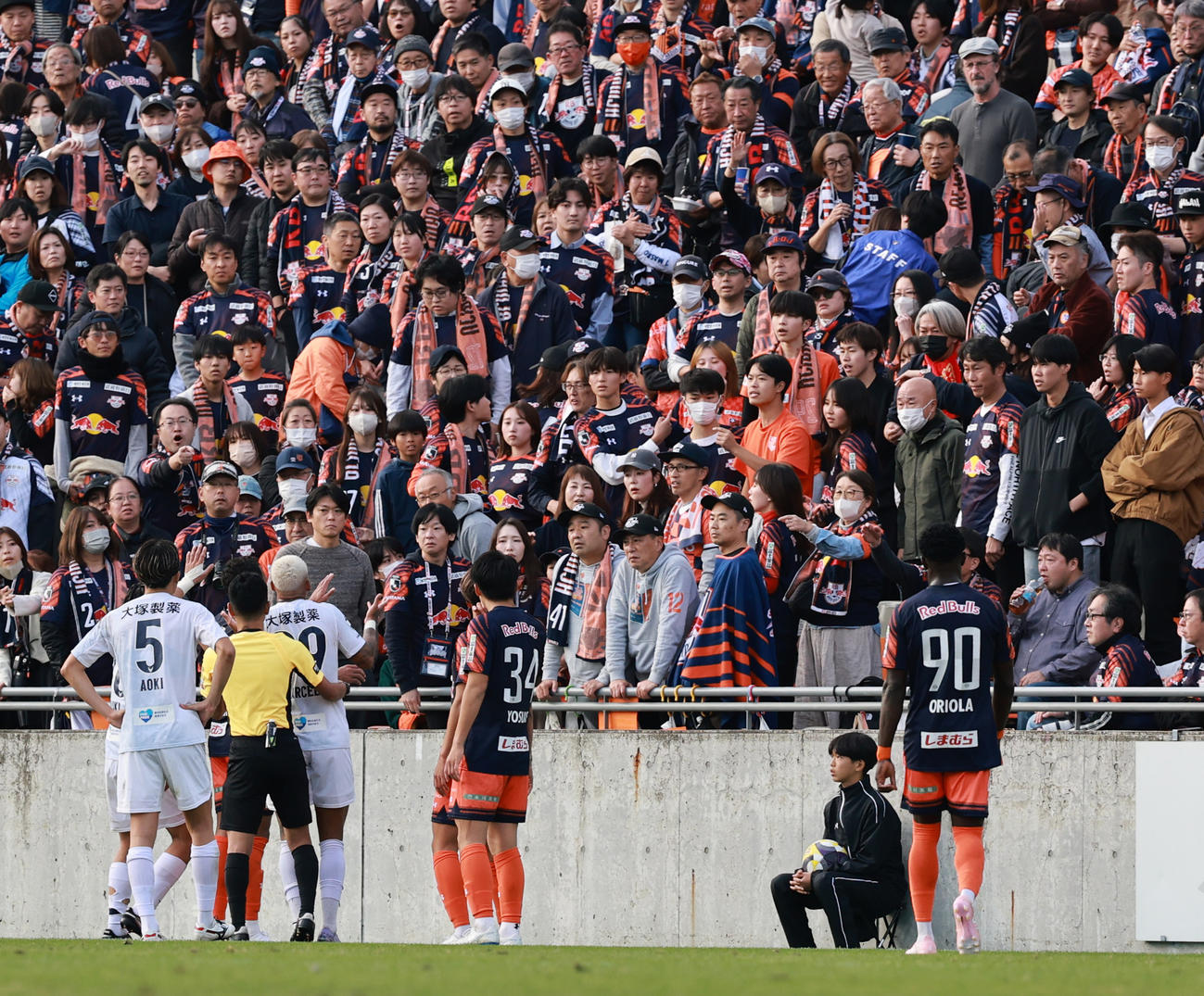 大宮対徳島　前半、右サイドのタッチライン際で蹴ったボールが客席に飛び込み、心配する徳島バルセロス（撮影・野上伸悟）