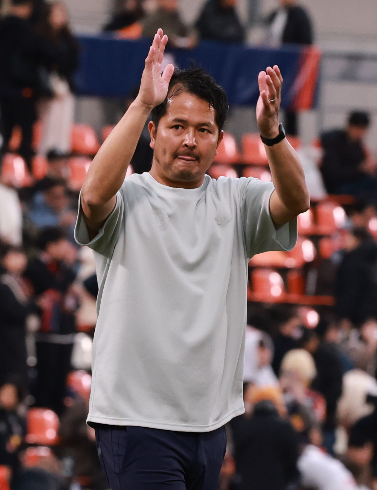 大宮対徳島　試合後にサポーターにあいさつする大宮宮沢監督（撮影・野上伸悟）
