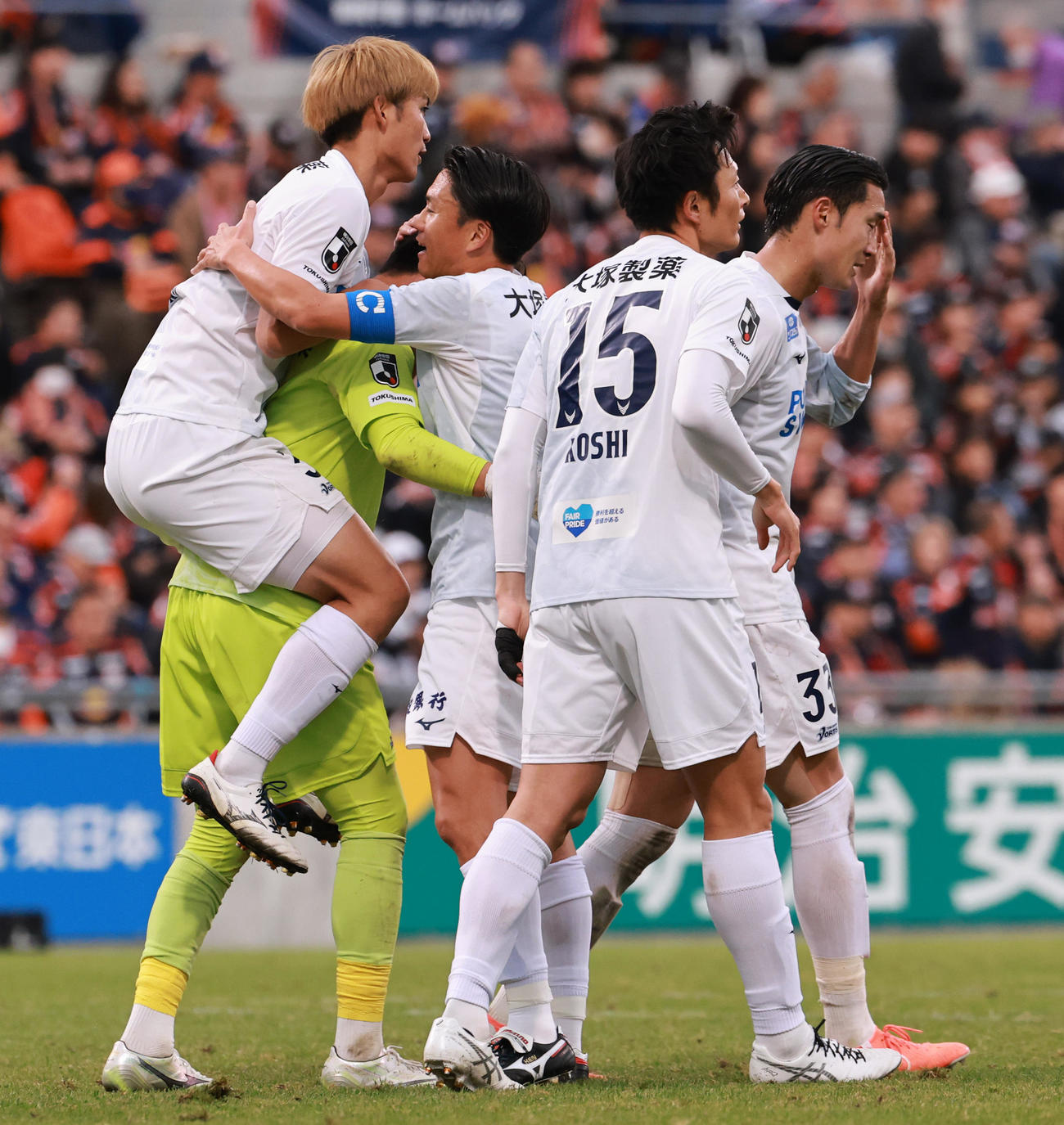 大宮対徳島　2－1で勝利し喜ぶ徳島の選手たち＝（撮影・野上伸悟）