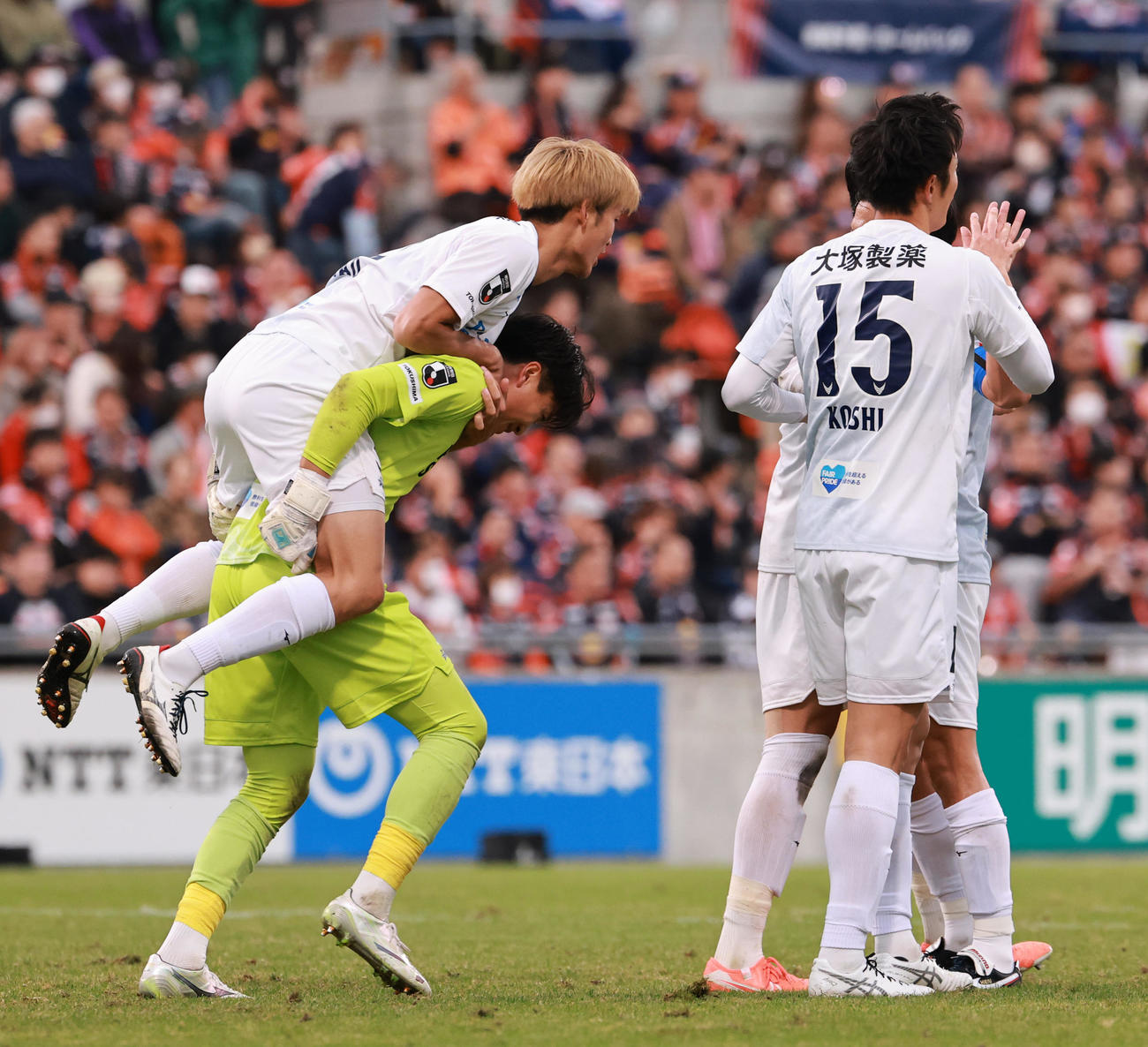 大宮対徳島　2－1で勝利し喜ぶ徳島の選手たち＝（撮影・野上伸悟）