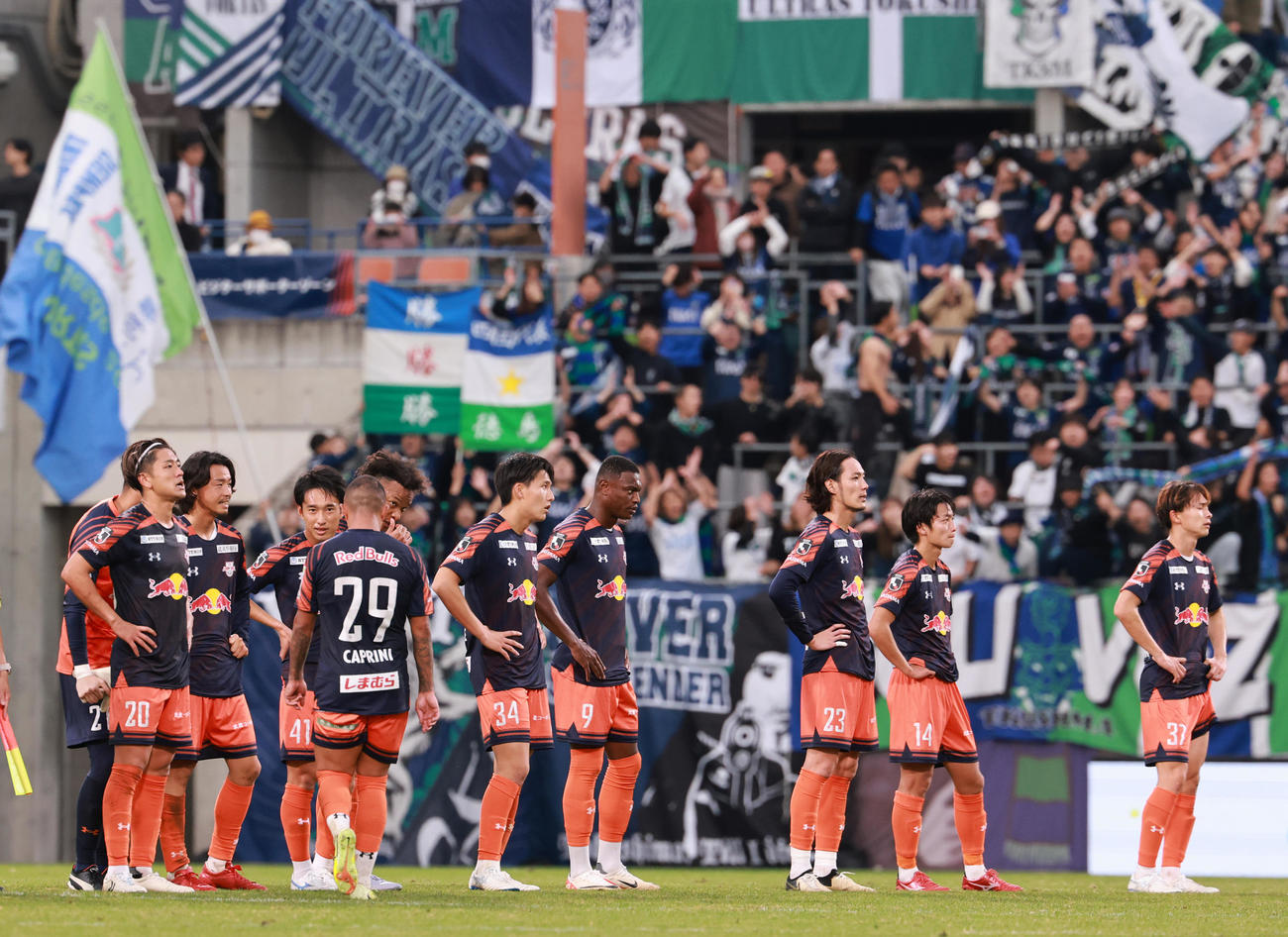 大宮対徳島　1－2で敗れ整列する大宮イレブン（撮影・野上伸悟）