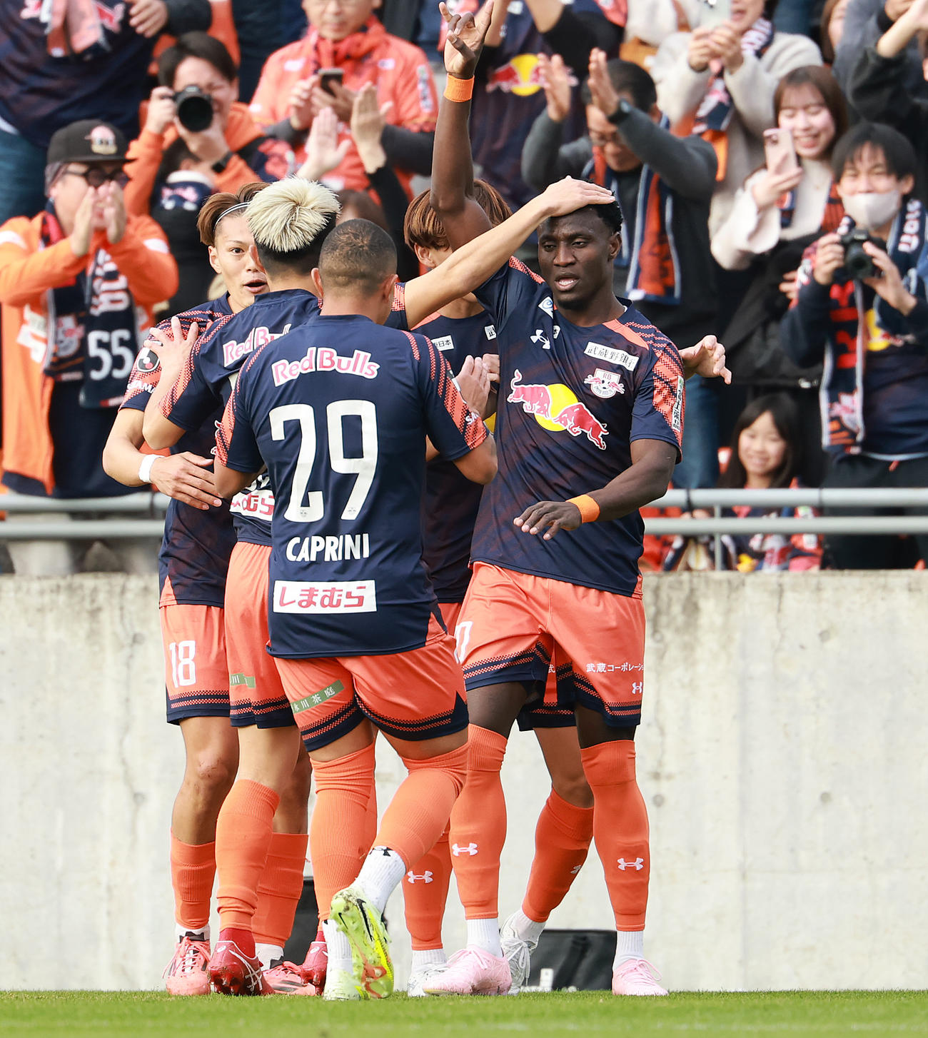 大宮対徳島　前半、先制ゴールを決め喜ぶ大宮サンデー（撮影・野上伸悟）