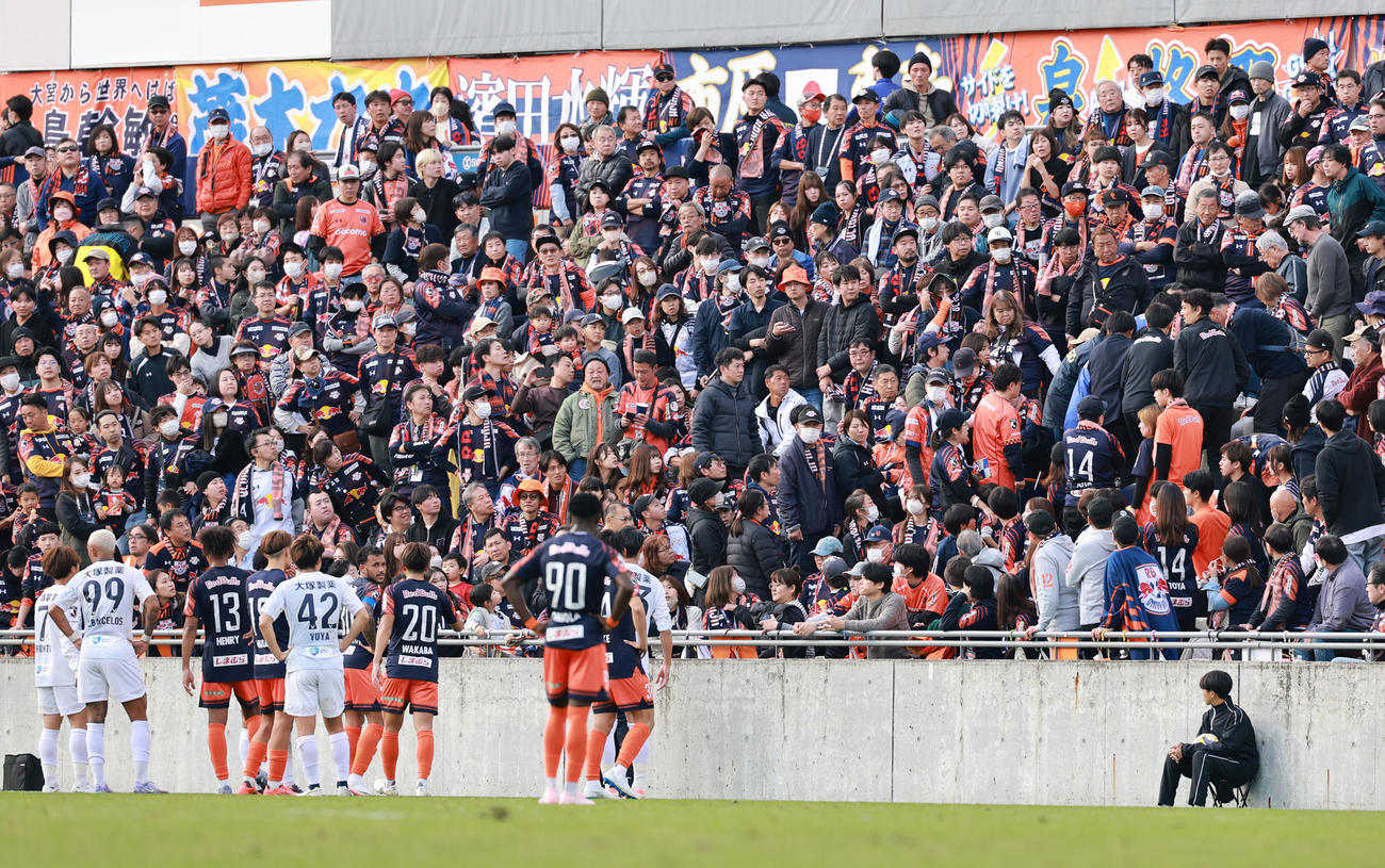 大宮対徳島　前半、観客に負傷者が出た模様で試合が中断する（撮影・野上伸悟）