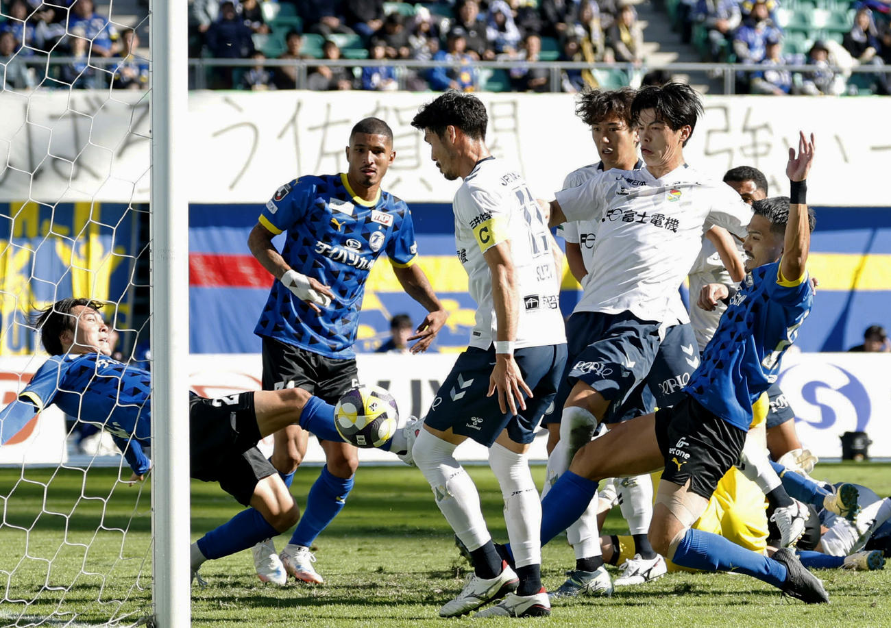 大分―千葉　前半、先制ゴールを決める千葉・河野（右から2人目）（共同）