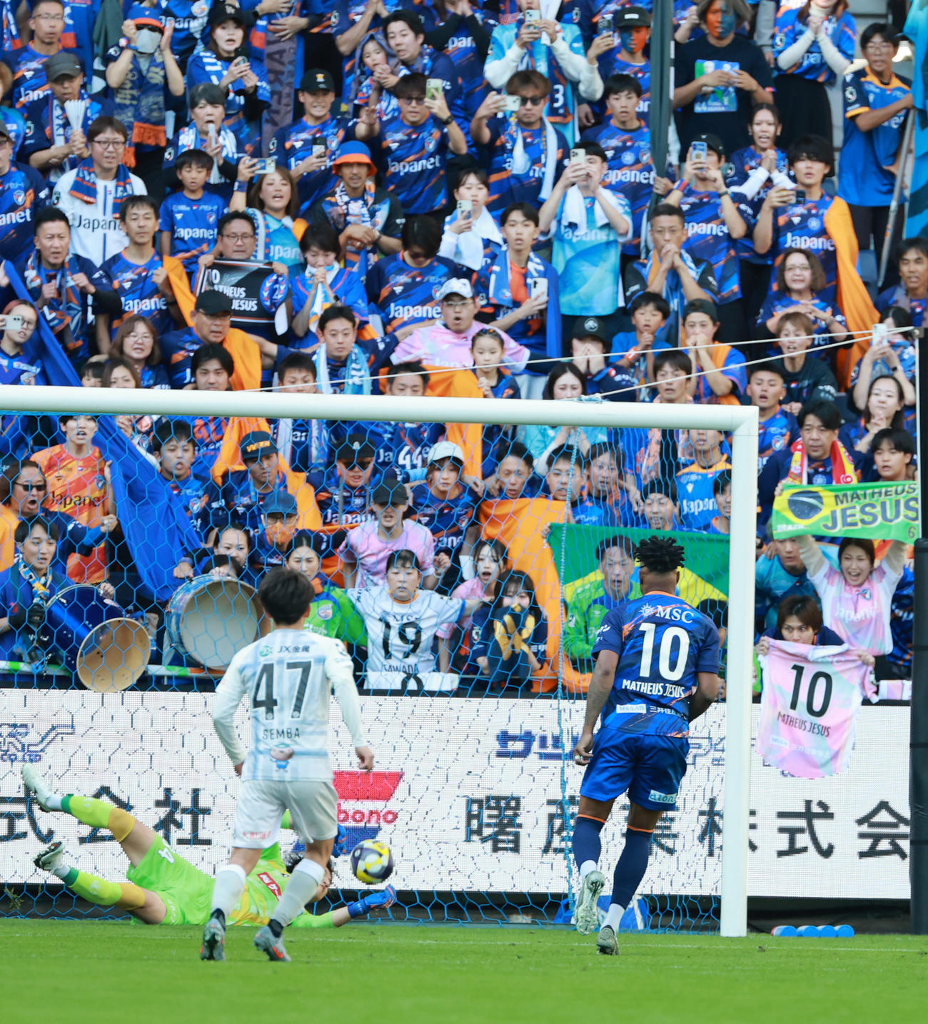 長崎対水戸　後半、長崎マテウス・ジェズスは勝ち越しとなるPKを決める（撮影・上田博志）