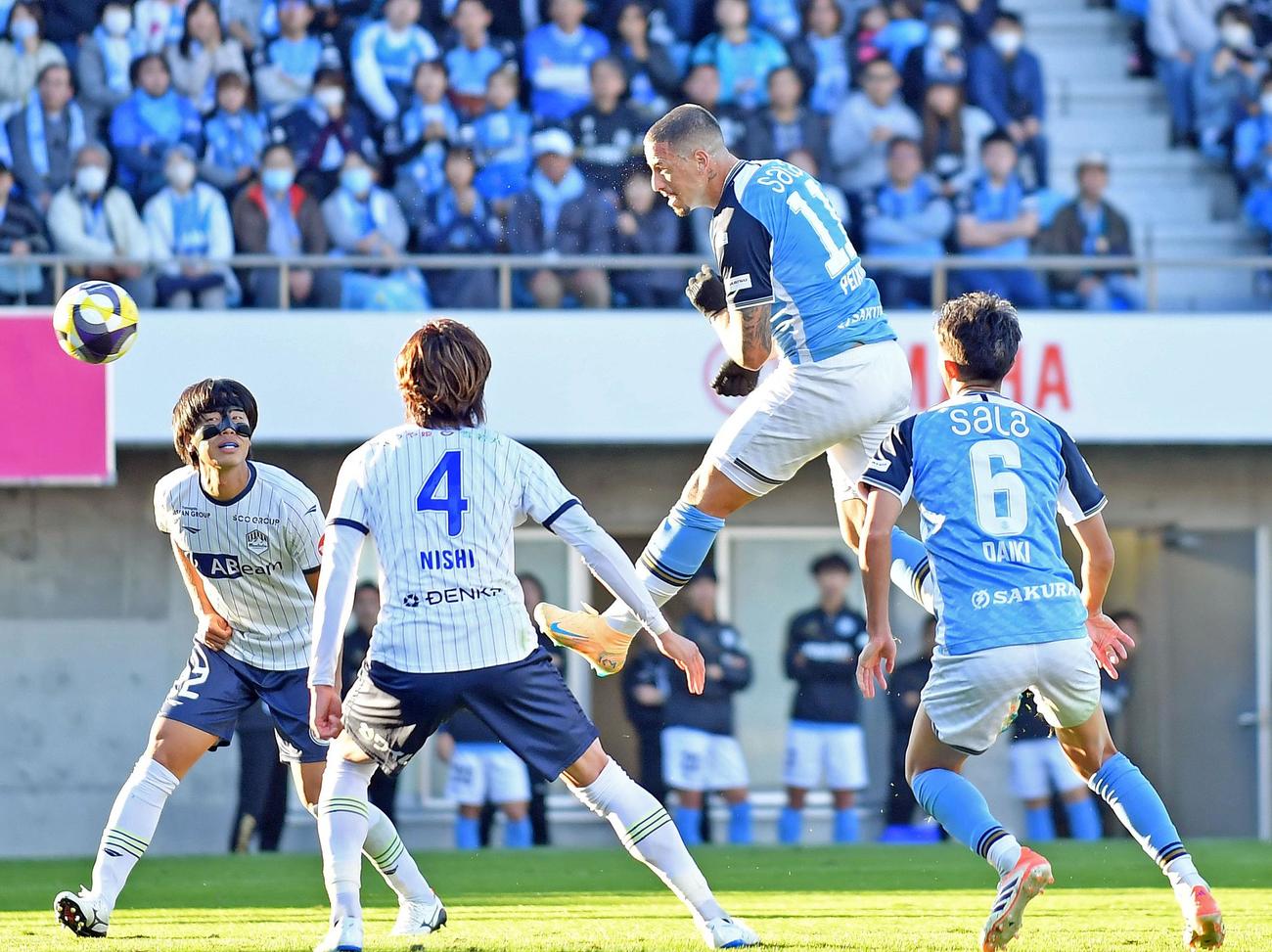 後半、ヘディングでゴールを決める磐田ペイショット（右から2人目）