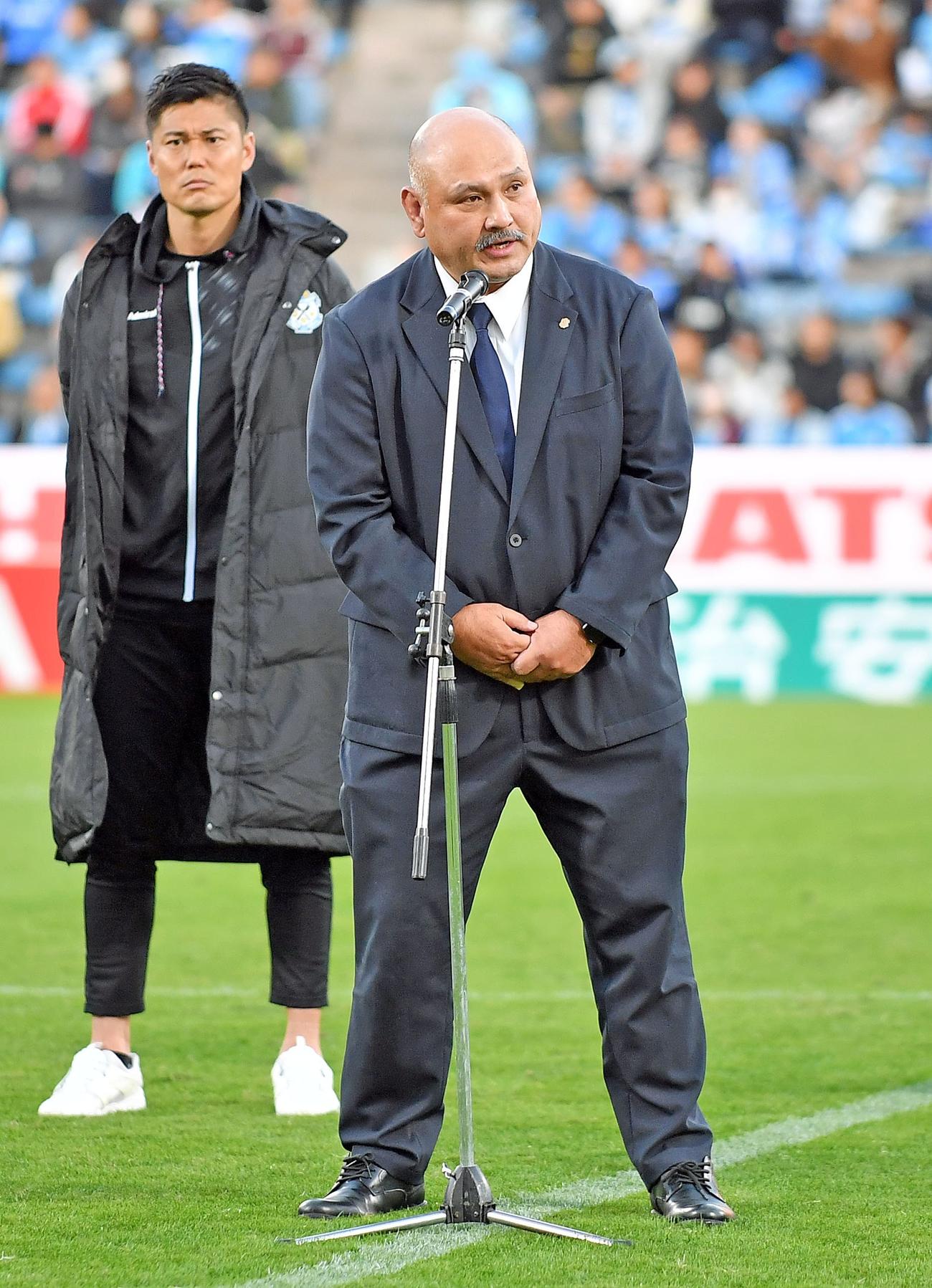 試合後のセレモニーであいさつする磐田の浜浦社長（右）。左は主将の川島