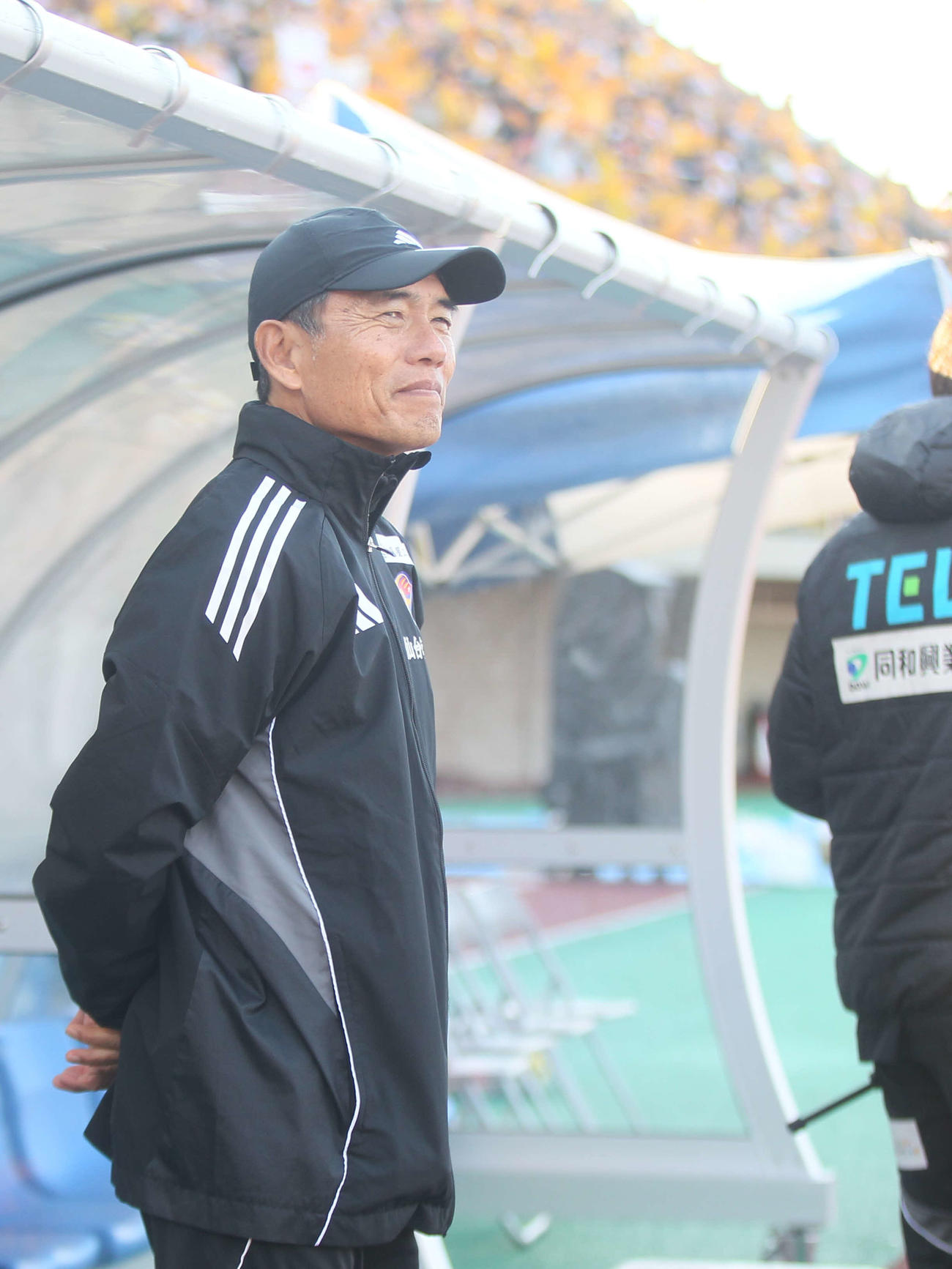 秋田対仙台　試合前、ピッチを見つめるJ2仙台森山監督（撮影・高橋香奈）