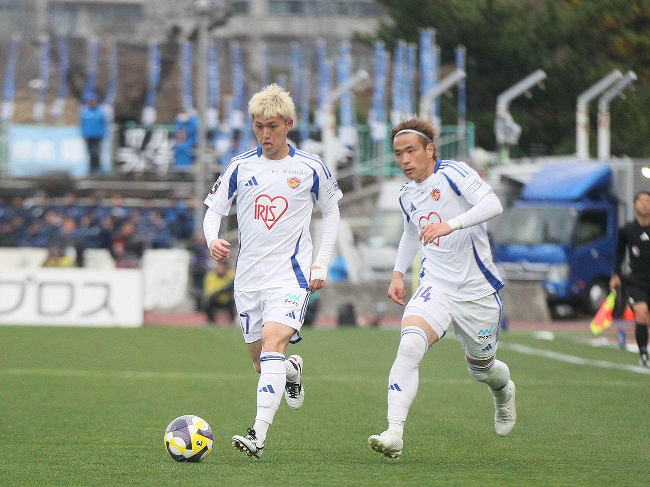 秋田対仙台　ドリブルをするJ2仙台FW荒木（左）とFW相良（撮影・高橋香奈）