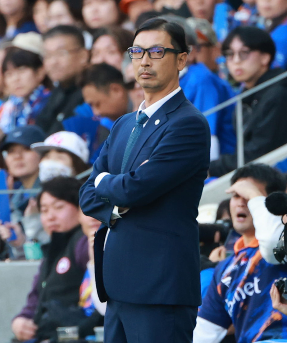長崎対水戸　試合を見守る水戸森監督（撮影・上田博志）