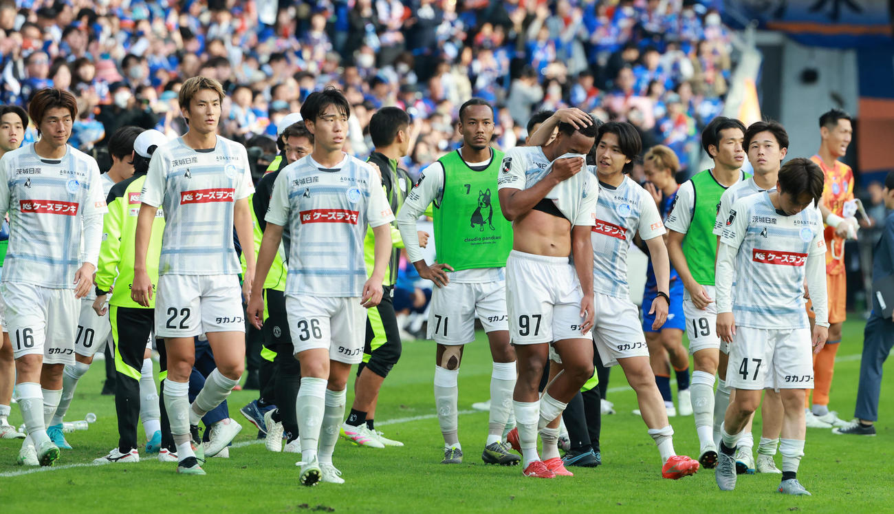 長崎対水戸　長崎に敗れた水戸イレブンはサポーターへのあいさつへ向かう（撮影・上田博志）