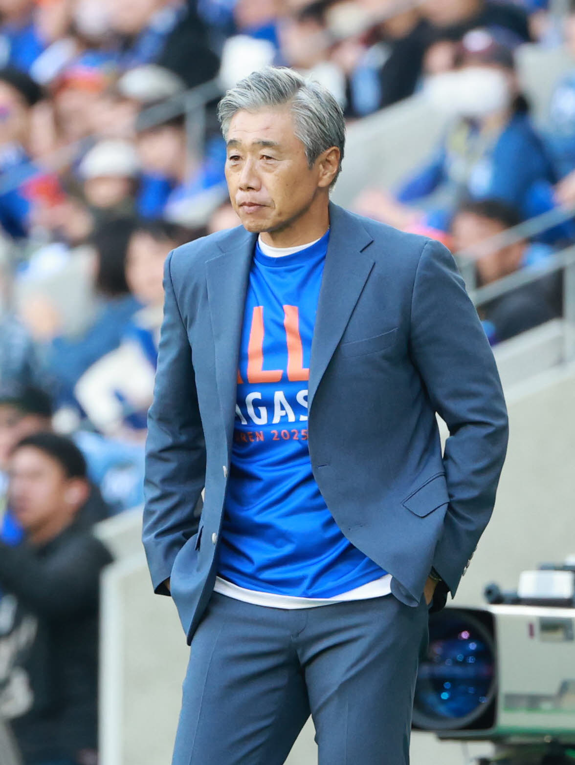 長崎対水戸　戦況を見守る長崎高木監督（撮影・上田博志）