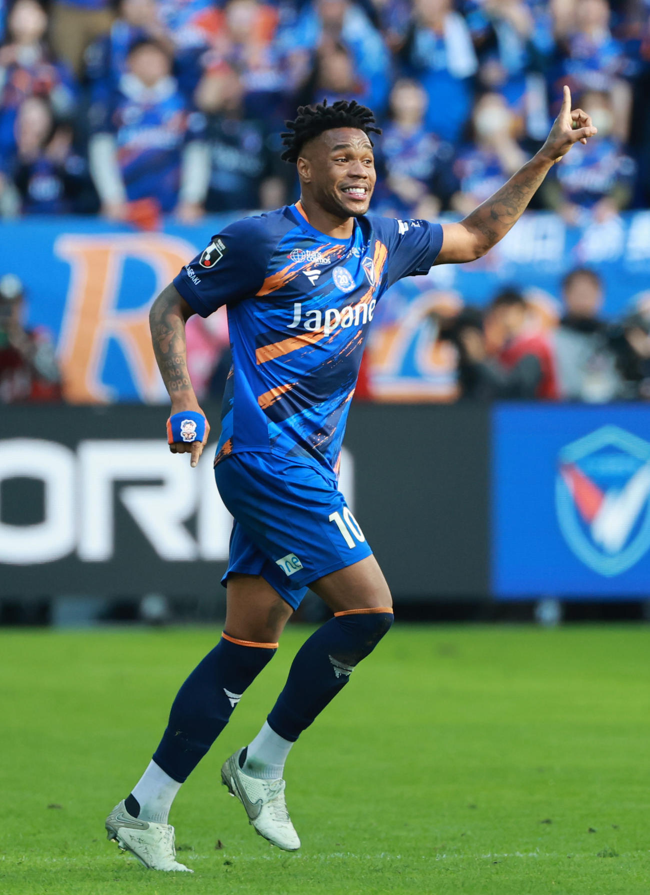 長崎対水戸　後半、長崎マテウス・ジェズスは勝ち越しとなるPKを決める（撮影・上田博志）