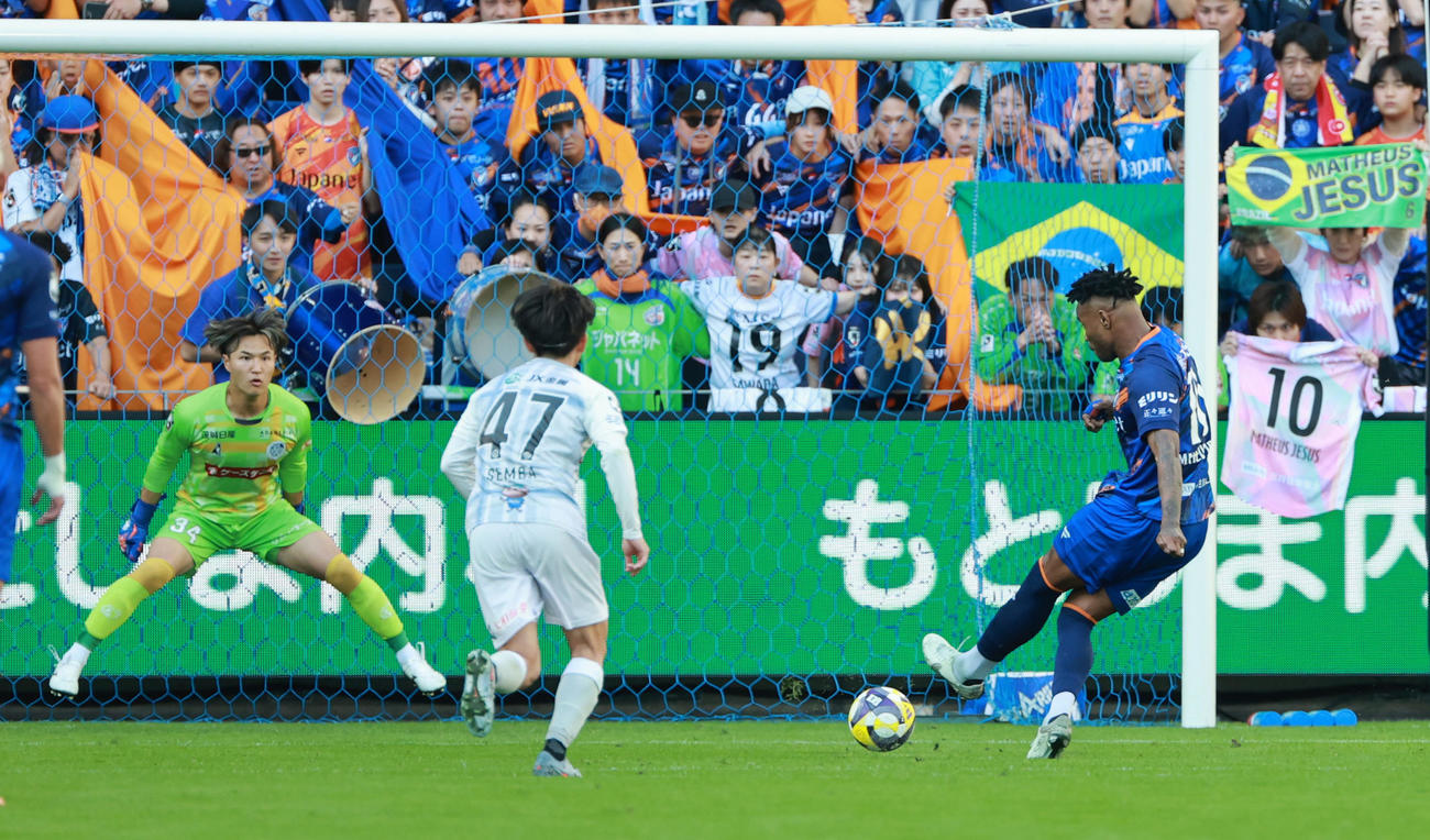 長崎対水戸　後半、長崎マテウス・ジェズスは勝ち越しとなるPKを決める（撮影・上田博志）