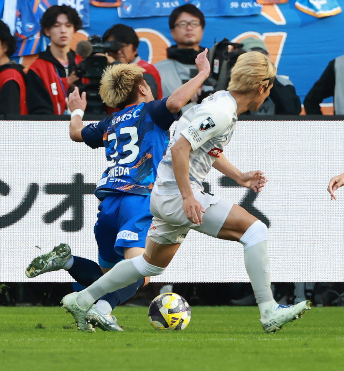 長崎対水戸　後半、長崎米田（右）は水戸大森からファウルを受けPKを獲得する（撮影・上田博志）