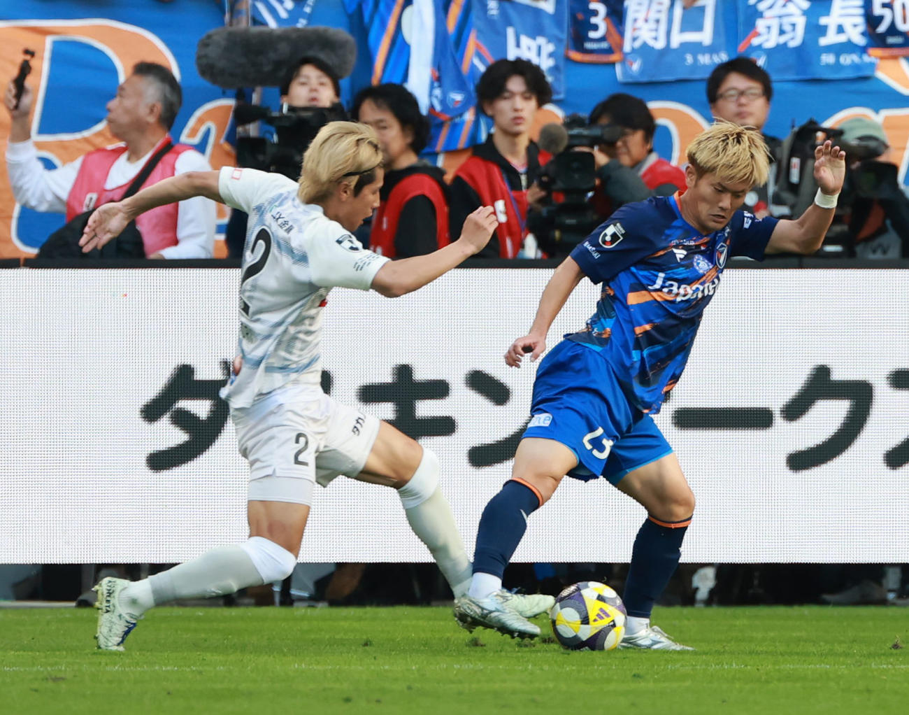 長崎対水戸　後半、長崎米田（右）は水戸大森からファウルを受けPKを獲得する（撮影・上田博志）