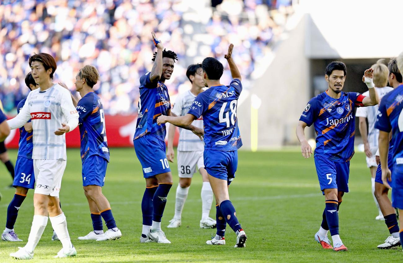 水戸に勝利し、喜ぶマテウスジェズス（中央左）ら長崎イレブン（共同）