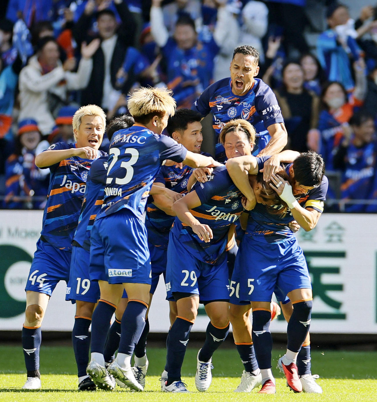 長崎―水戸　前半、新井（手前中央）の先制ゴールを喜ぶ長崎イレブン（共同）