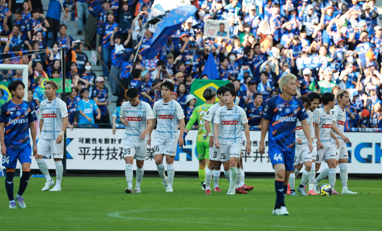 長崎対水戸　後半、長崎マテウスにPKを決められ悔しそうな表情を見せる水戸イレブン（撮影・上田博志）