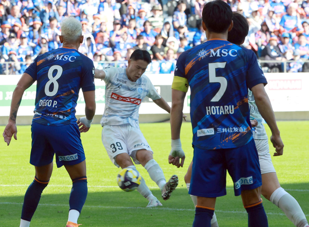 長崎対水戸　前半、同点ゴールを決める水戸山本（撮影・上田博志）