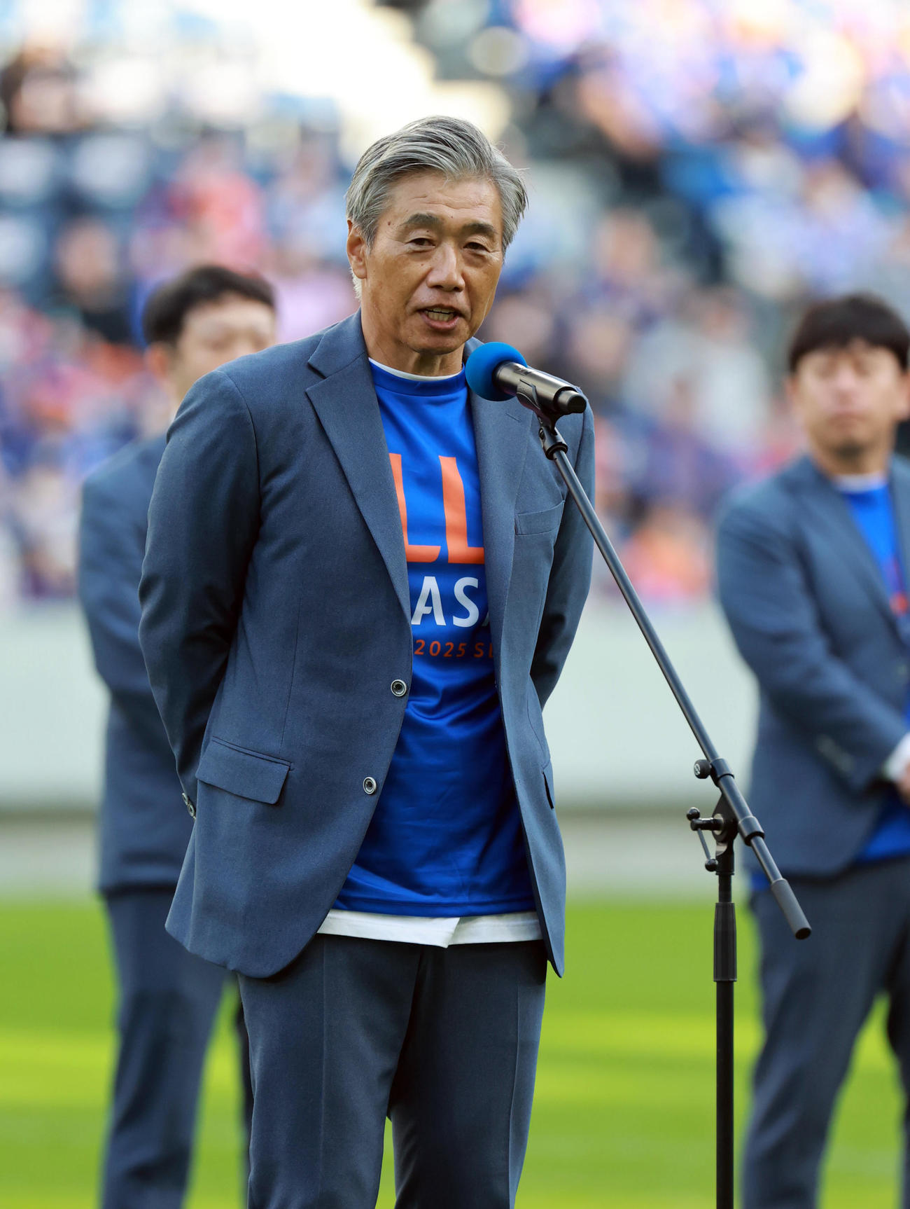 長崎対水戸　最終戦セレモニーであいさつをする長崎高木監督（撮影・上田博志）