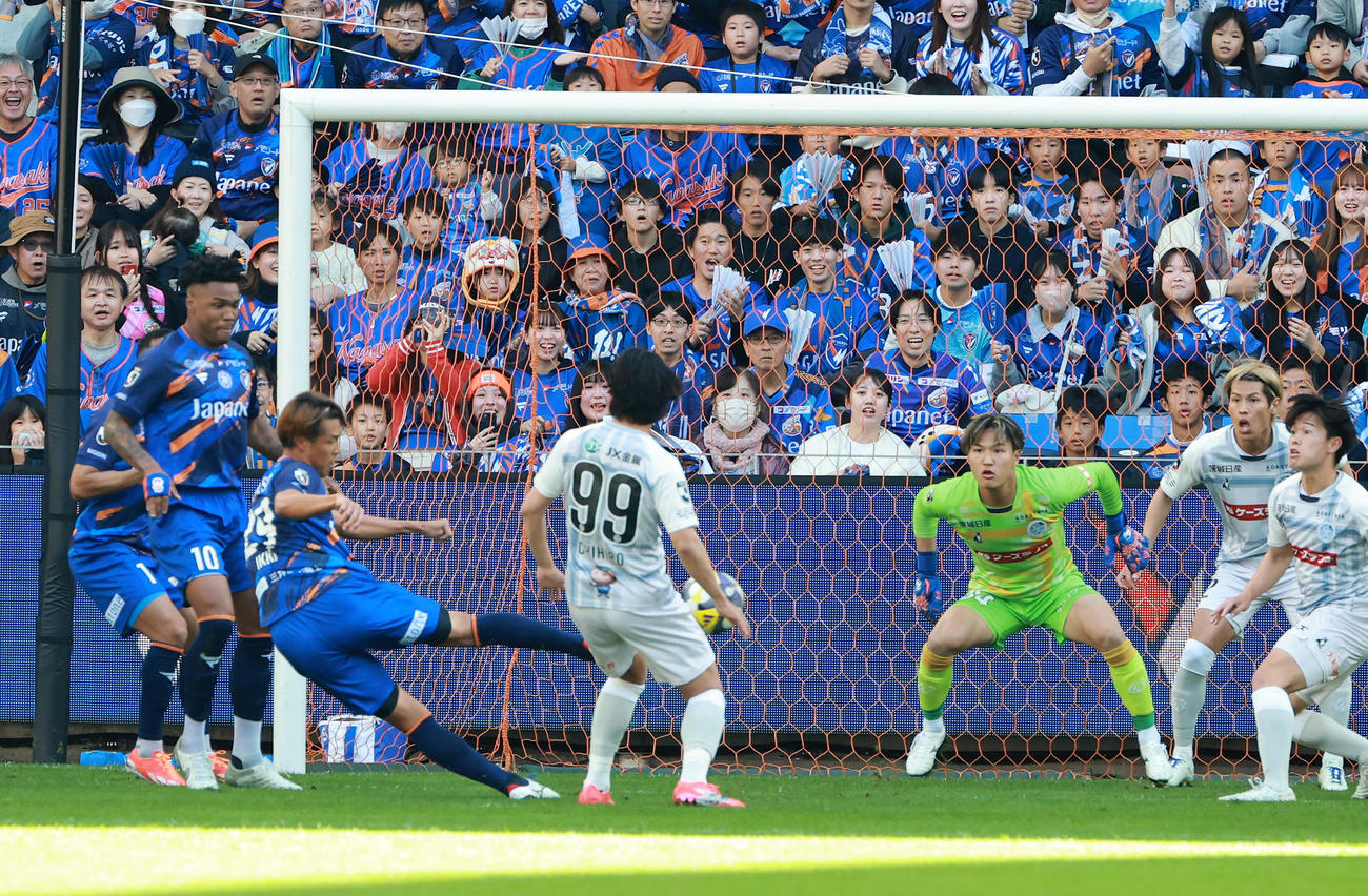 長崎対水戸　前半、先制ゴールを決める長崎新井（撮影・上田博志）