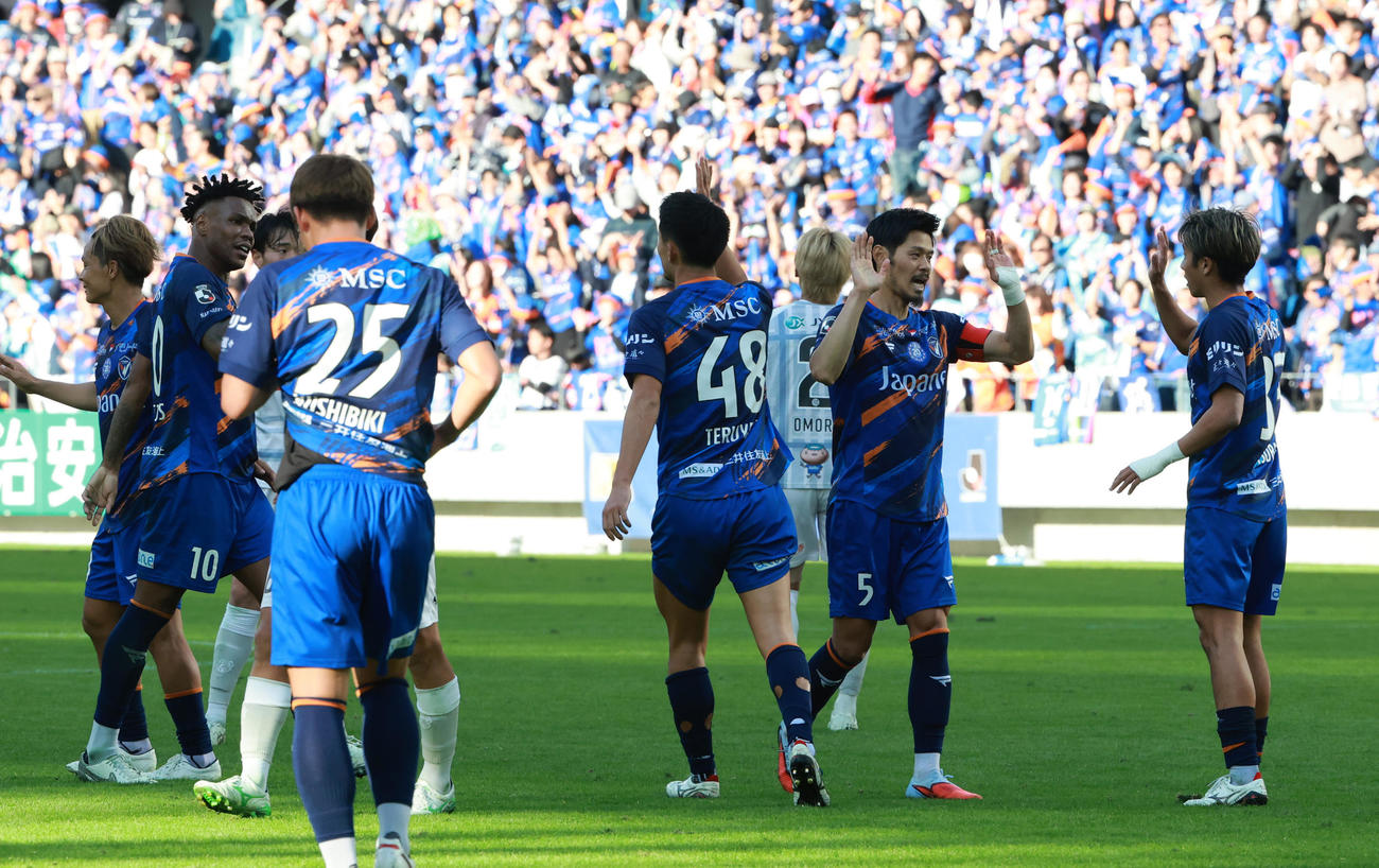 長崎対水戸　水戸に勝利し喜び合う長崎イレブン（撮影・上田博志）