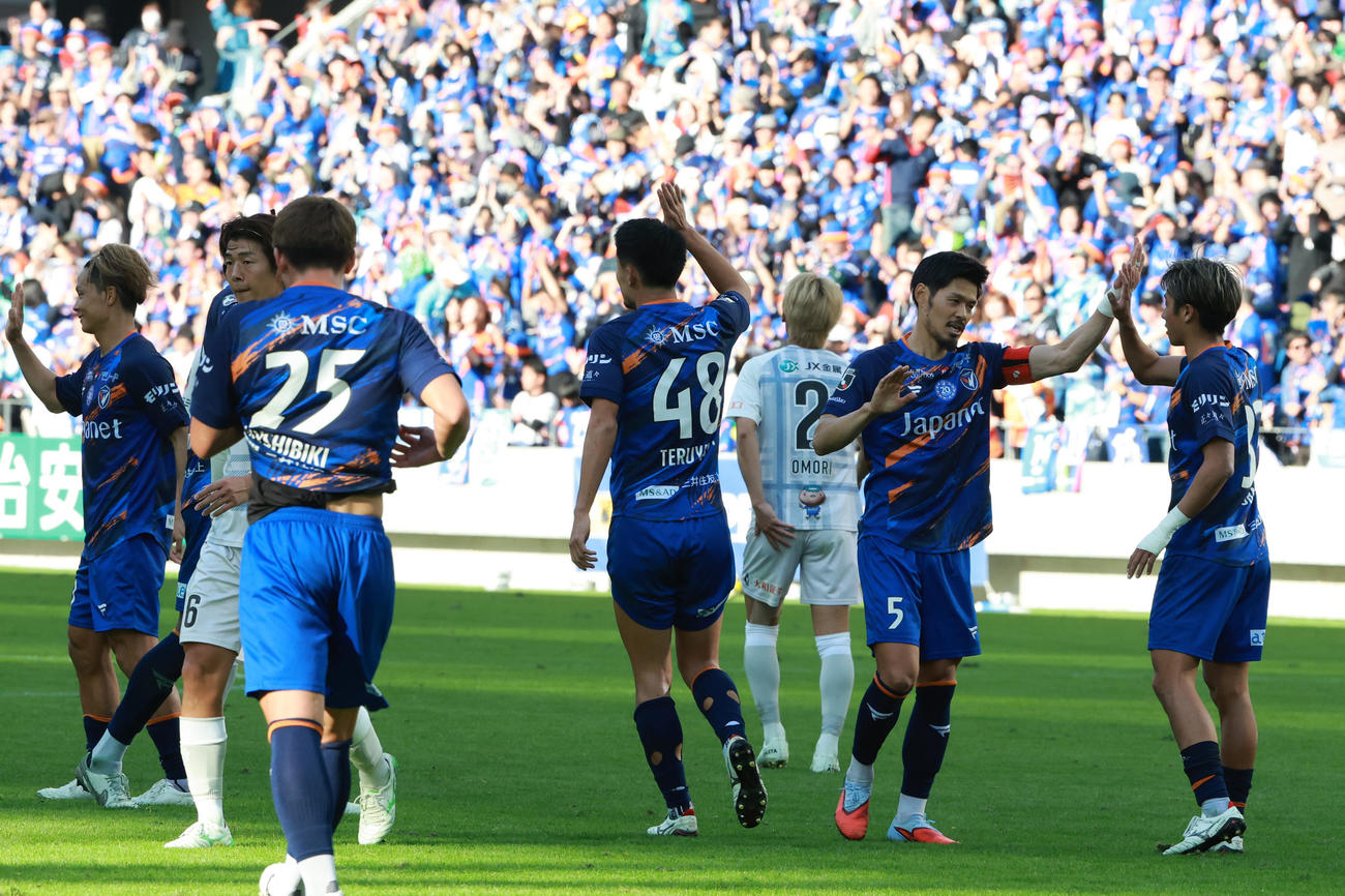 長崎対水戸　水戸に勝利し喜び合う長崎イレブン（撮影・上田博志）