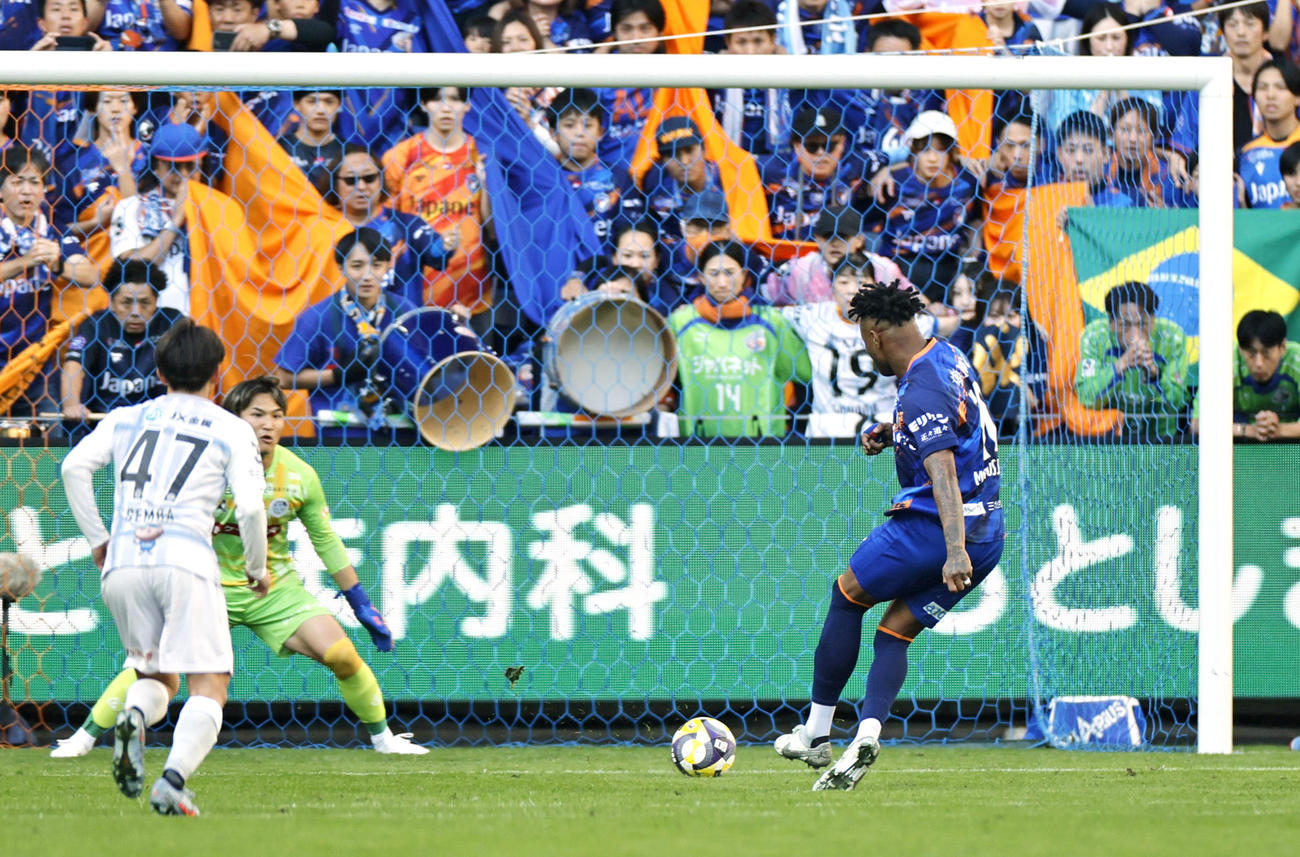 長崎―水戸　後半、決勝のPKを決める長崎・マテウスジェズス（共同）