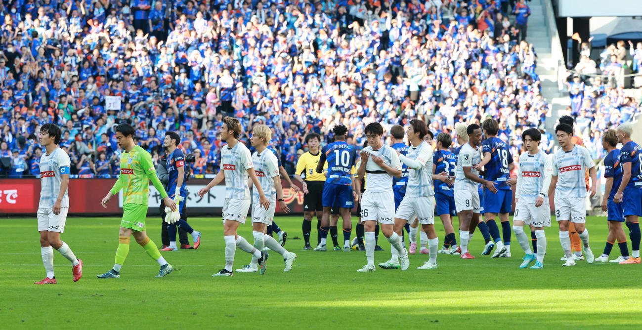 長崎対水戸　長崎に敗れた水戸イレブンは肩を落としてピッチを引き揚げる（撮影・上田博志）