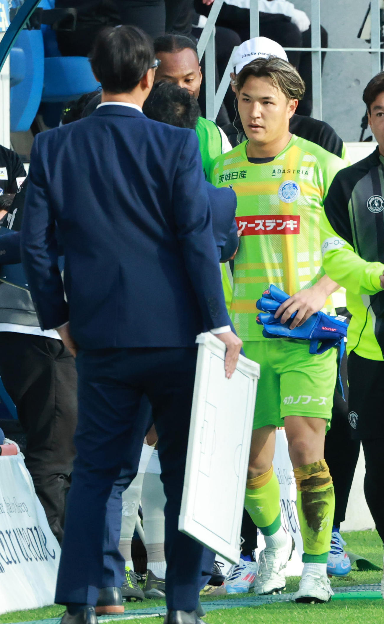 長崎対水戸　後半、レッドカードを受けた水戸GK西川はピッチを引き揚げる（撮影・上田博志）