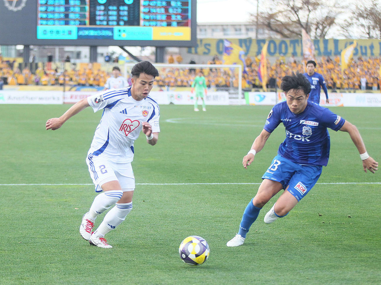 秋田対仙台　ドリブルをするJ2仙台DF高田（左）とJ2秋田DF才藤（撮影・高橋香奈）