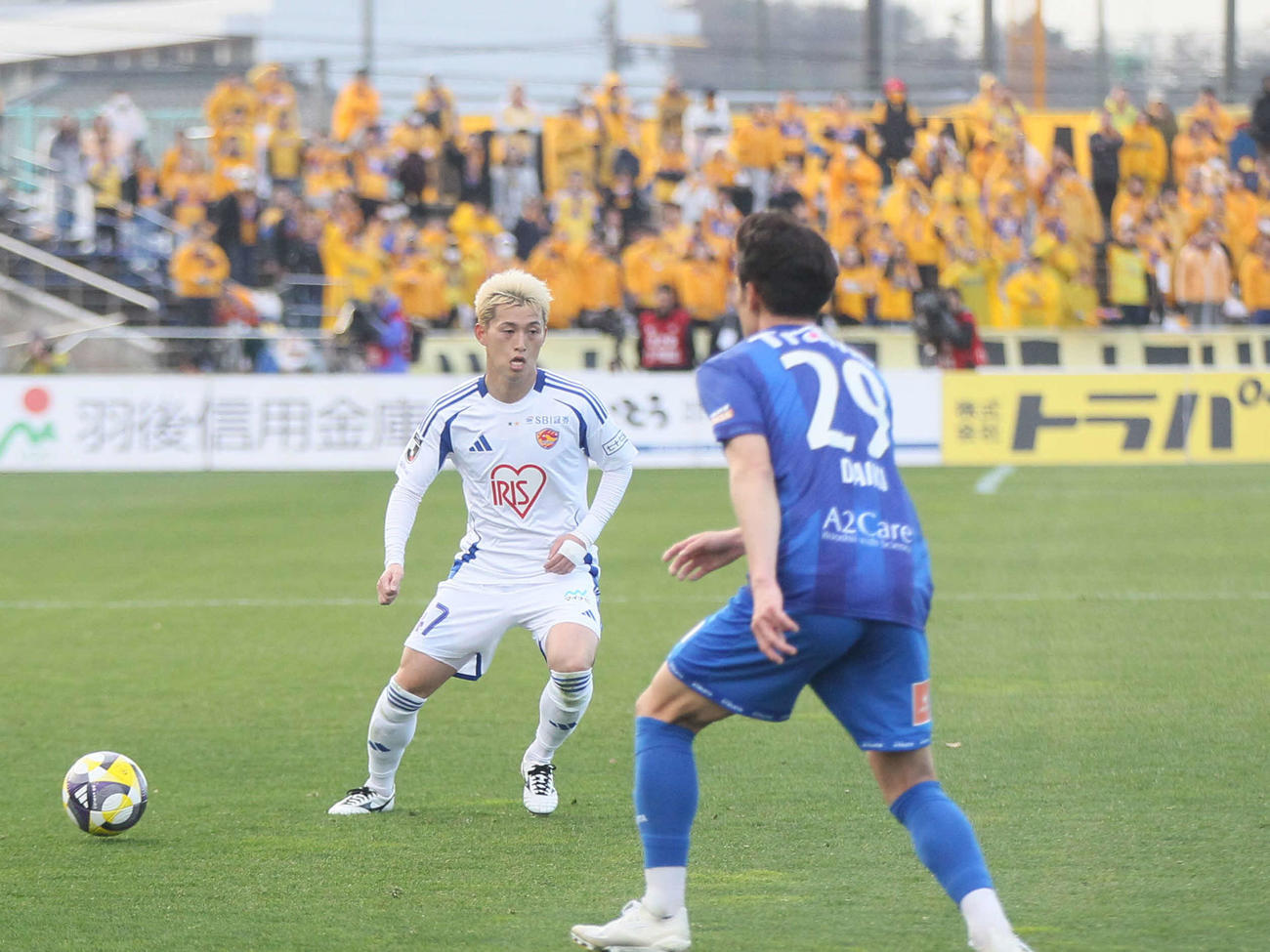 秋田対仙台　突破を狙うJ2仙台FW荒木（左）（撮影・高橋香奈）